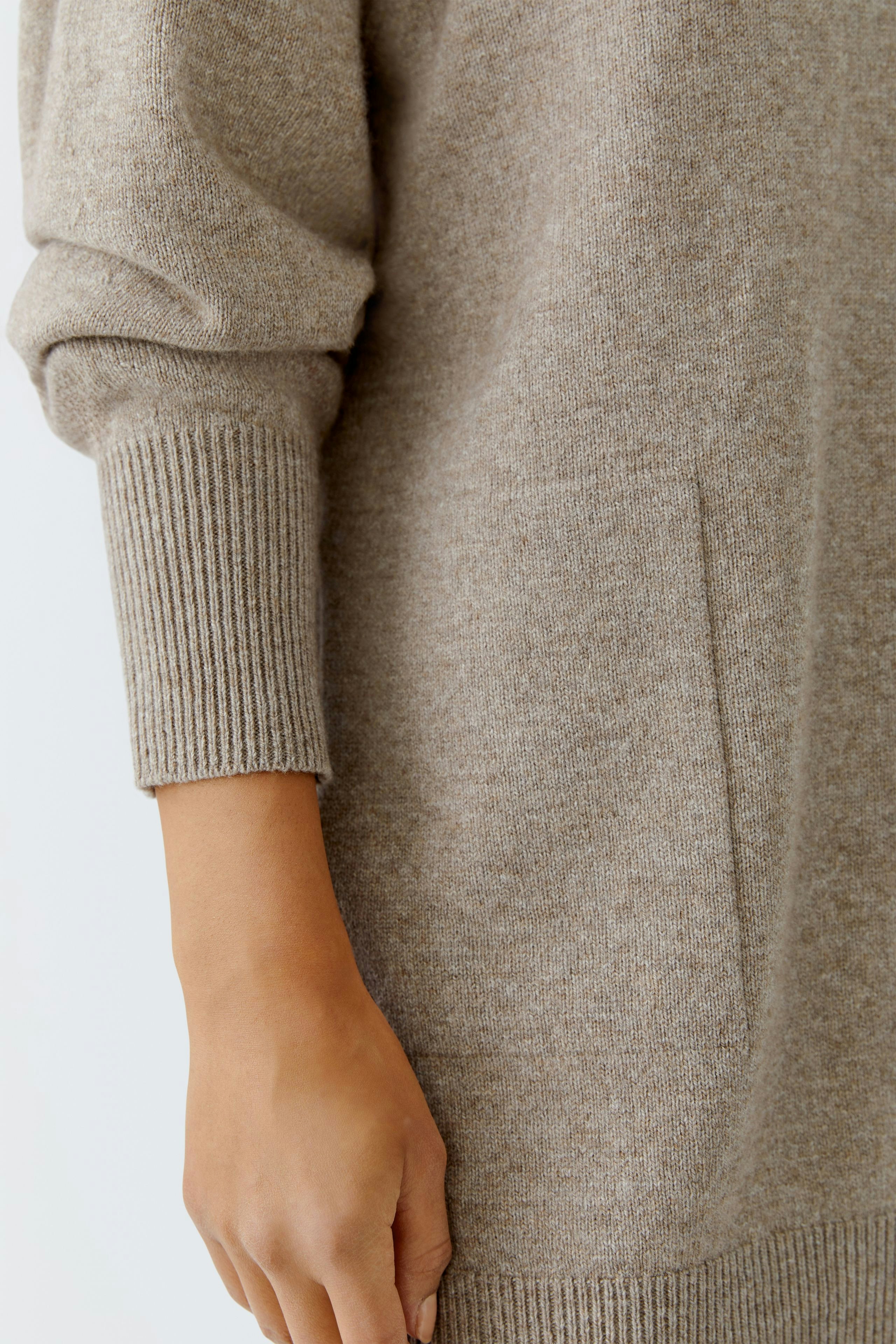 Cozy women's pullover in soft beige with ribbed cuffs and a relaxed fit.