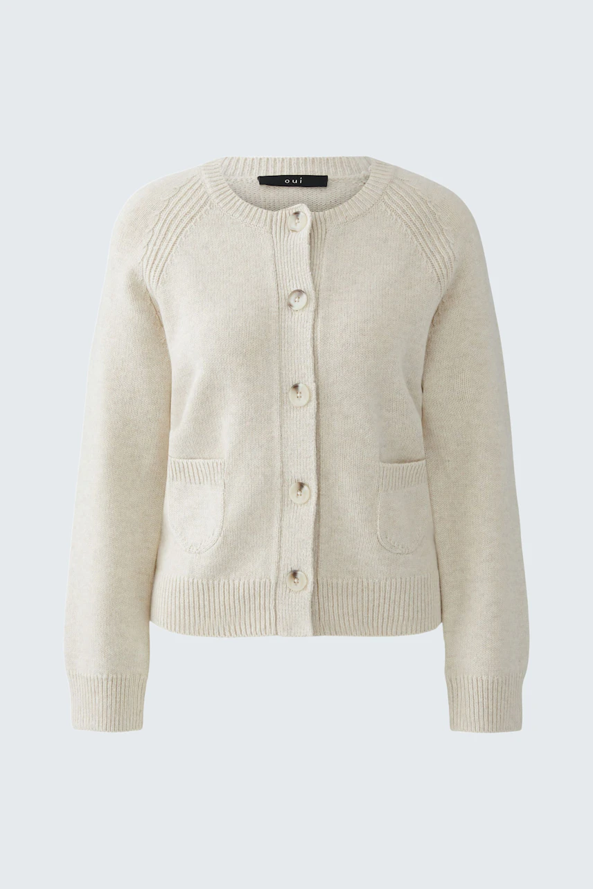 Casual women's cardigan: Cream-colored knit cardigan with buttons and pockets.