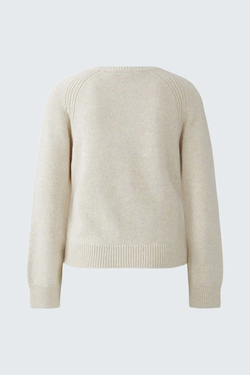 Casual women's cardigan: A light beige pullover with a relaxed fit and ribbed hem.