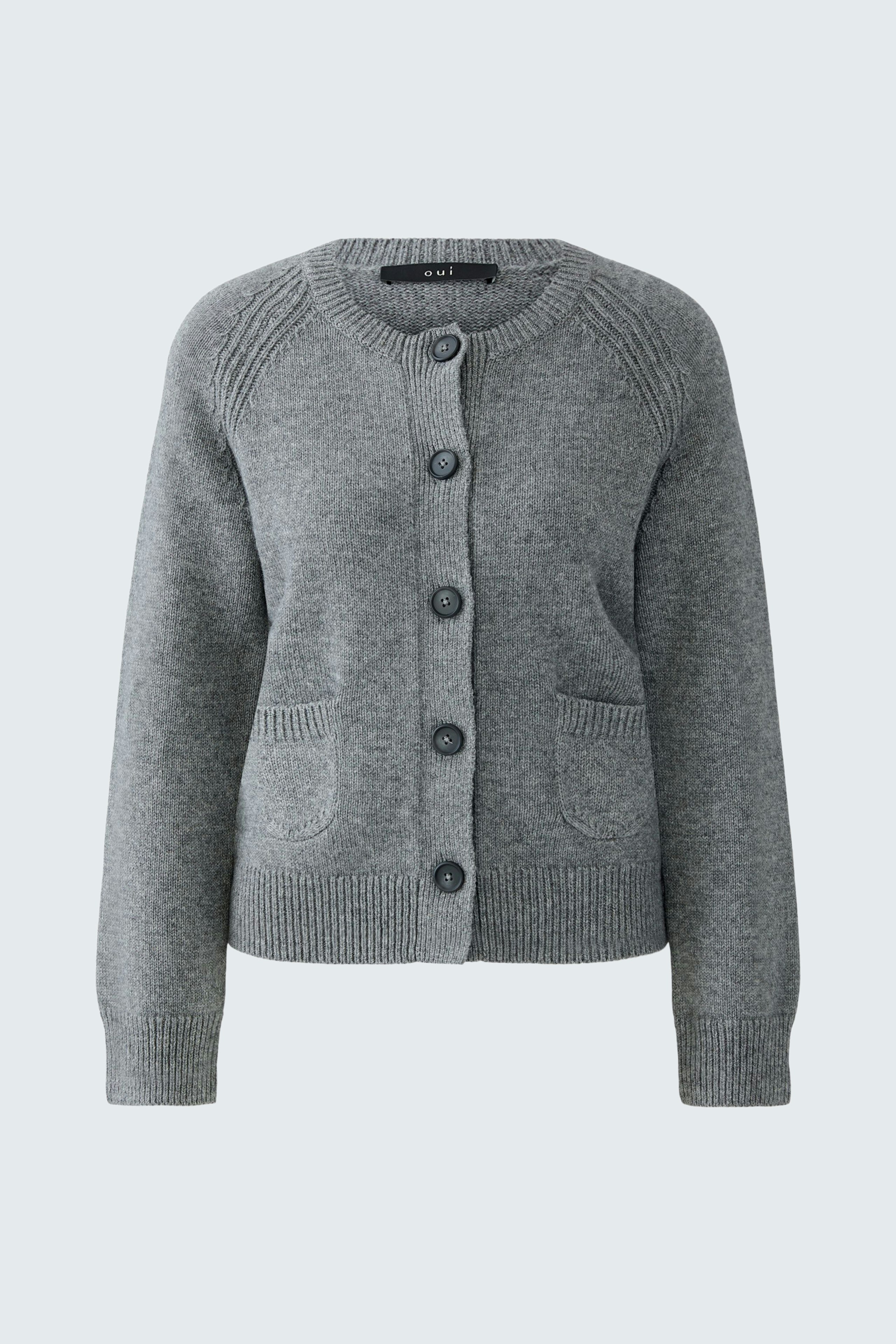 Casual women's cardigan: Gray knitted cardigan with buttons and pockets, perfect for layering.
