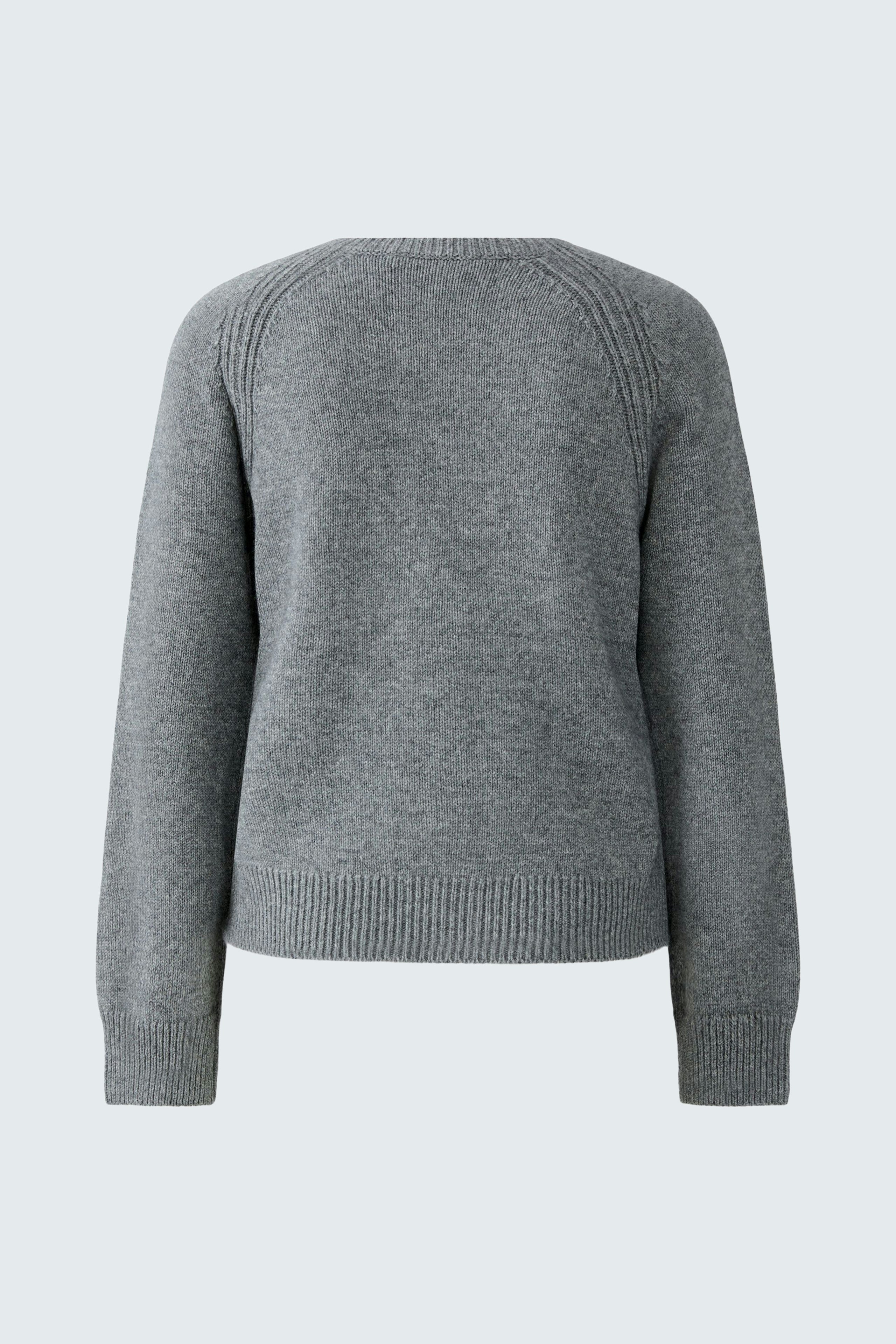 Casual women's cardigan: Gray knit design with a relaxed fit, perfect for layering.