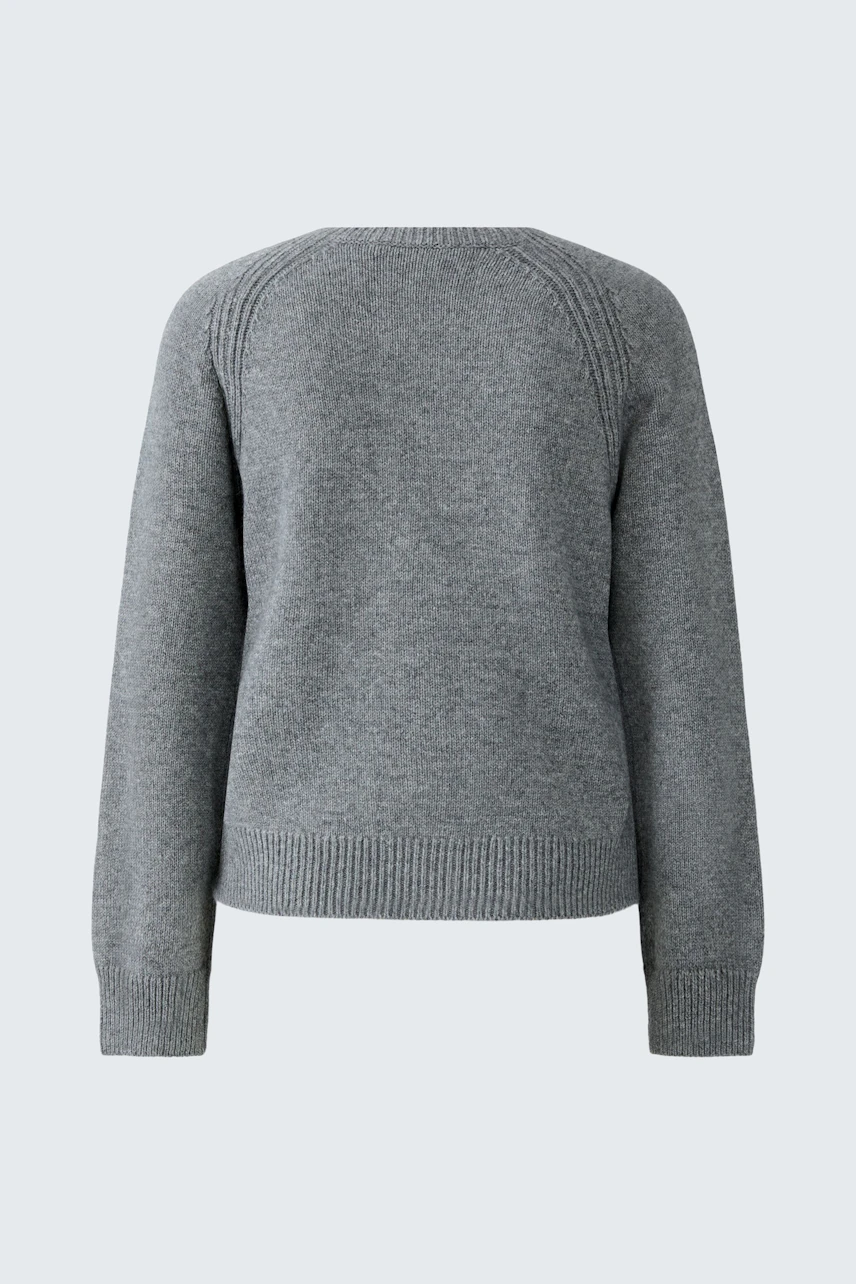 Casual women's cardigan: Gray knit design with a relaxed fit, perfect for layering.