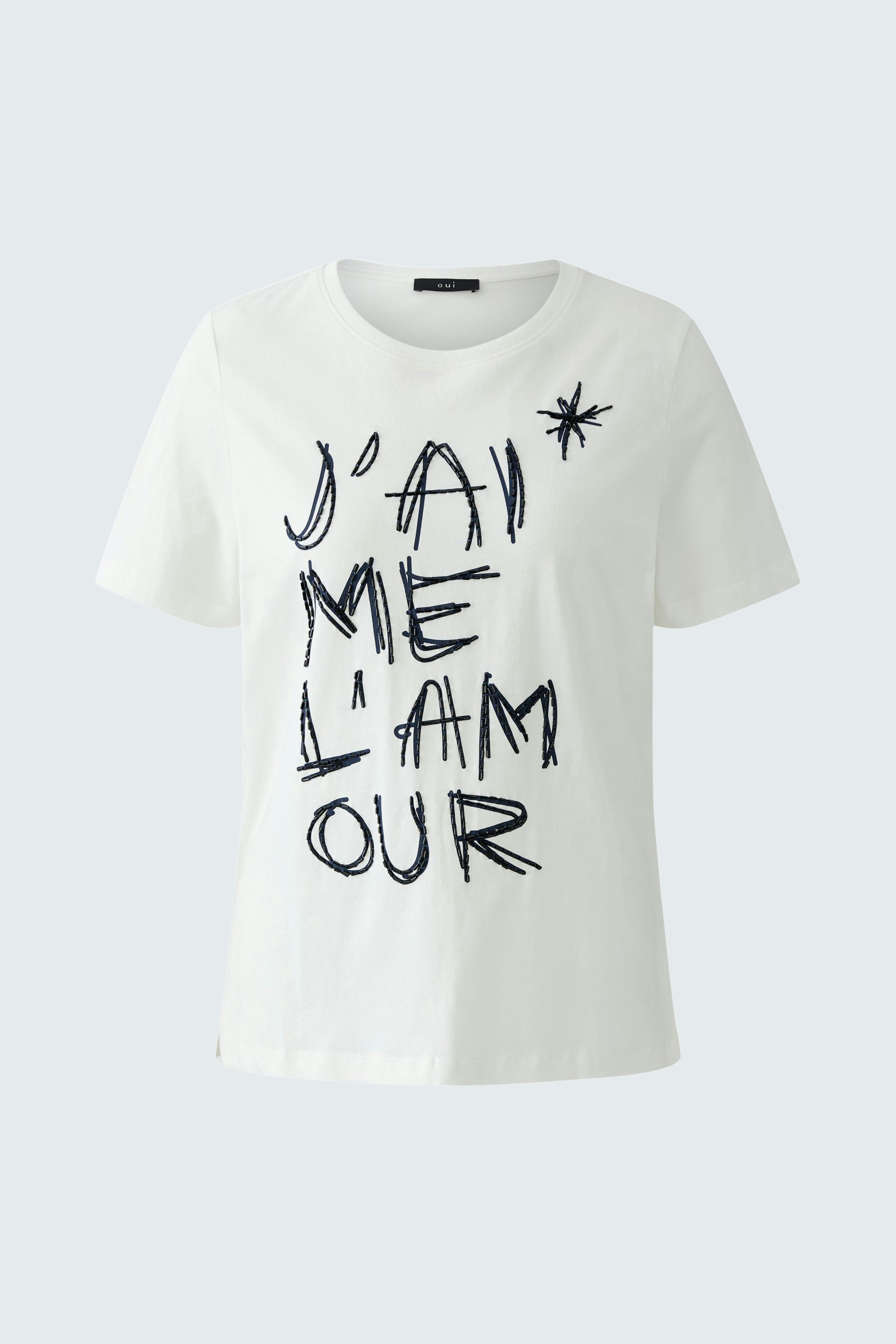 Lässiges Damen-T-Shirt: Weiße Shirt mit schwarzem Schriftzug, ideal für einen entspannten Look.