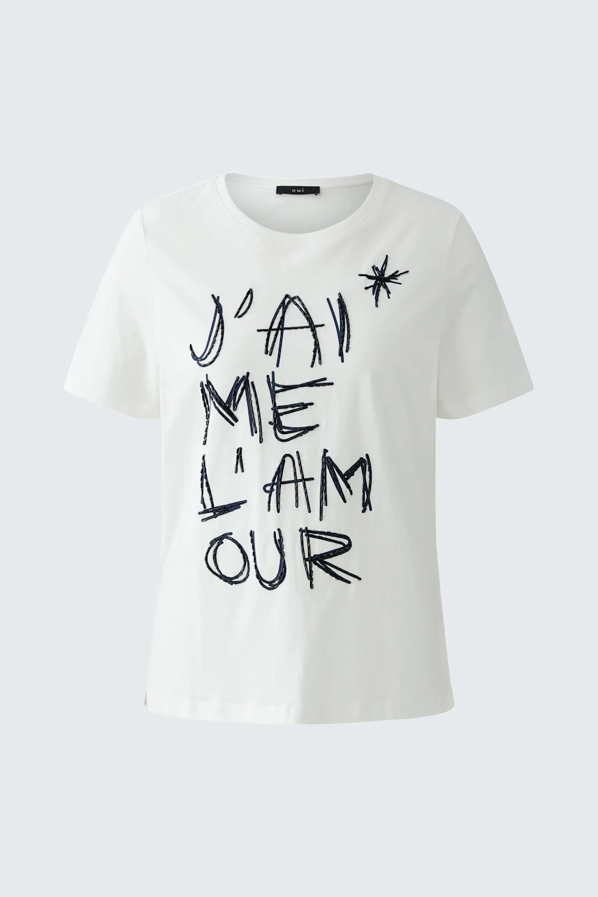 Lässiges Damen-T-Shirt: Weiße Shirt mit schwarzem Schriftzug, ideal für einen entspannten Look.