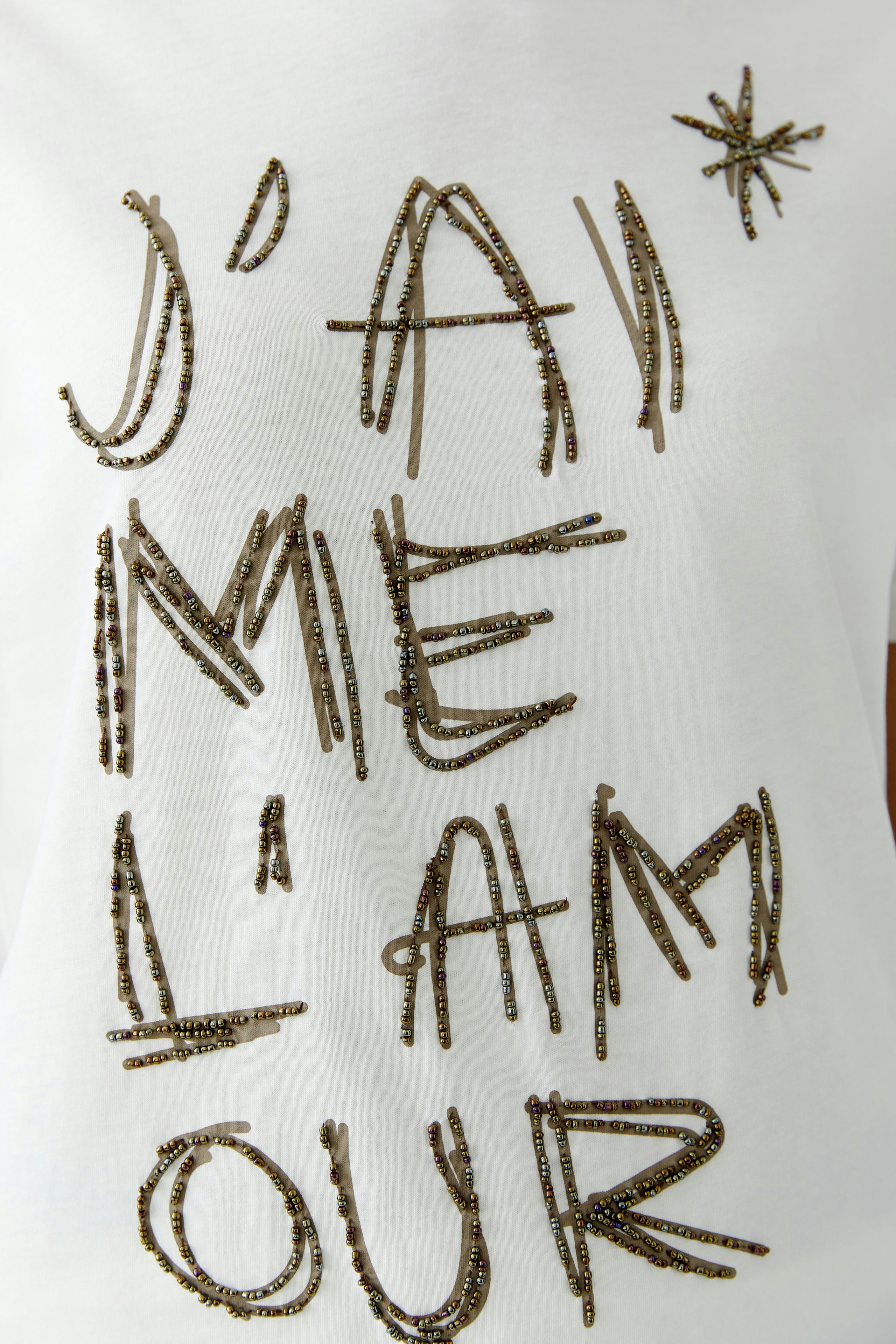 Damen-T-Shirt: Weiße Shirt mit auffälligem, goldfarbenem Schriftzug und lässigem Schnitt.