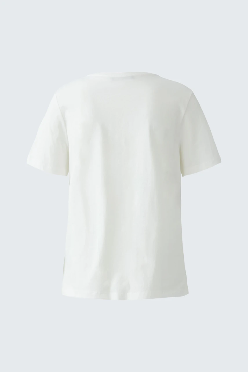 Casual women's t-shirt: Back view of a white short-sleeve t-shirt, perfect for everyday wear.
