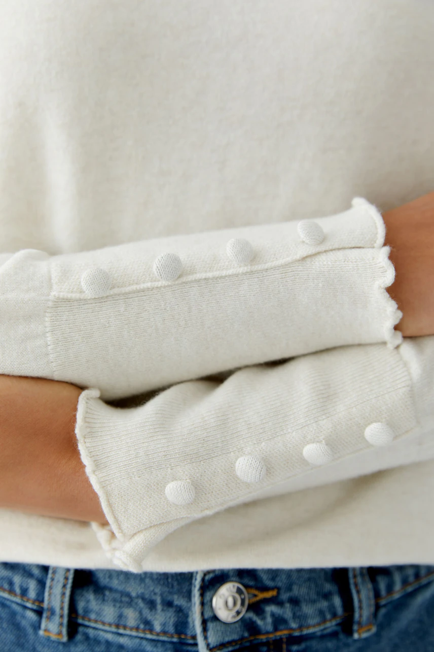 Bequemer Damen-Pullover in hellem Beige mit dekorativen Knöpfen an den Ärmeln, ideal für lässige Outfits.