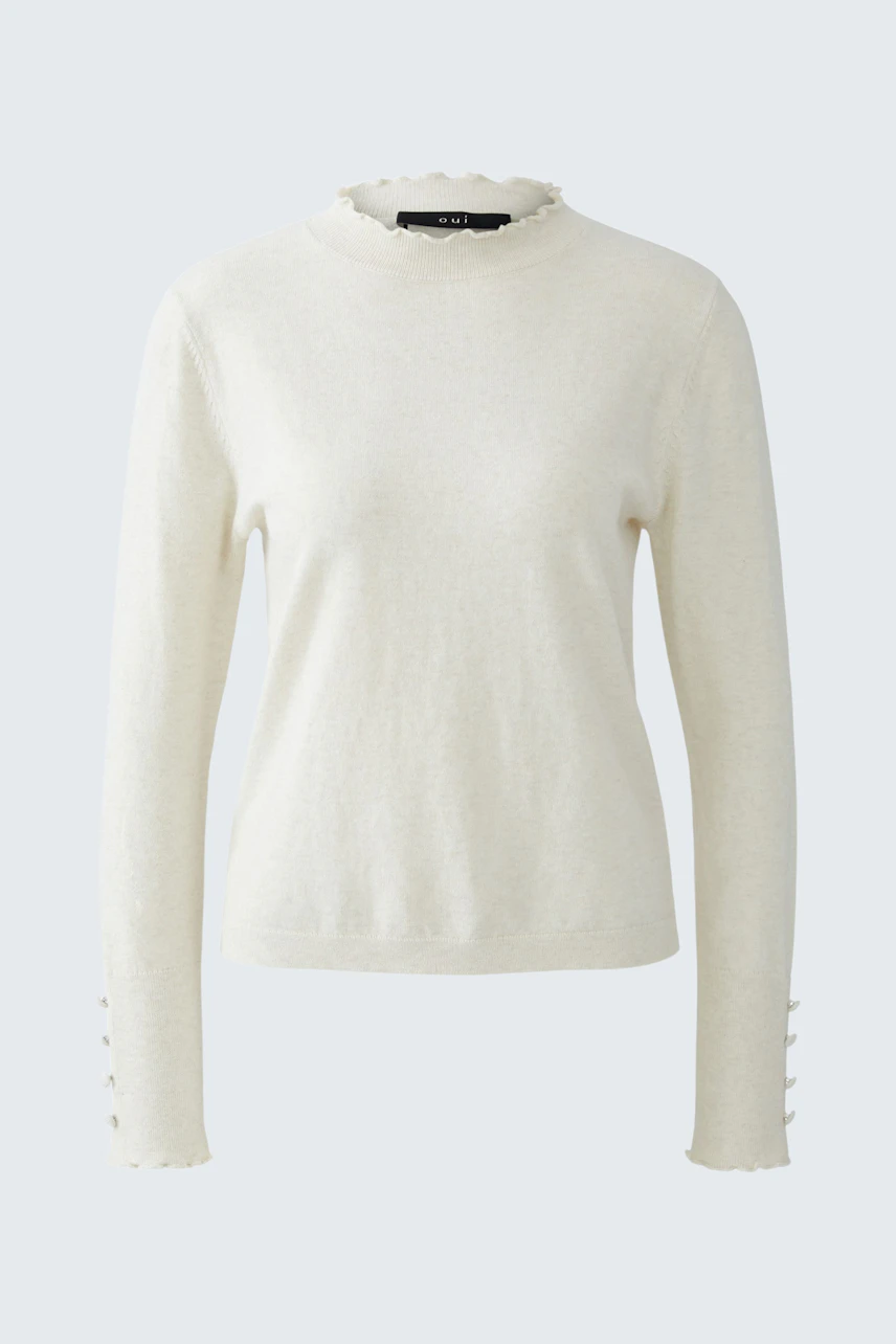 Bequemer Damen-Pullover in Creme mit Stehkragen und Knopfdetails an den Ärmeln.
