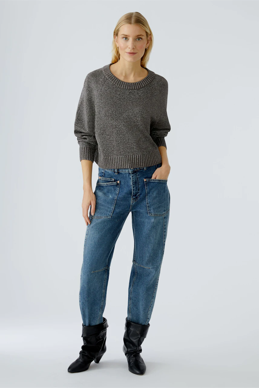 Damen-Pullover: Frau in grauem, lässigem Strickpullover mit Rundhalsausschnitt und lockerer Passform.