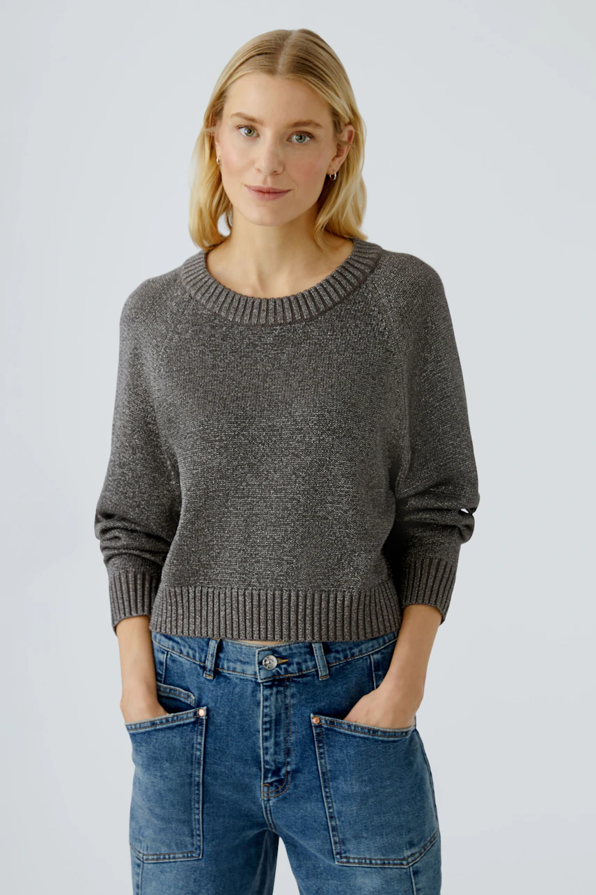 Damen-Pullover: Frau in grauem, lässigem Strickpullover mit Rundhalsausschnitt und lockerer Passform.