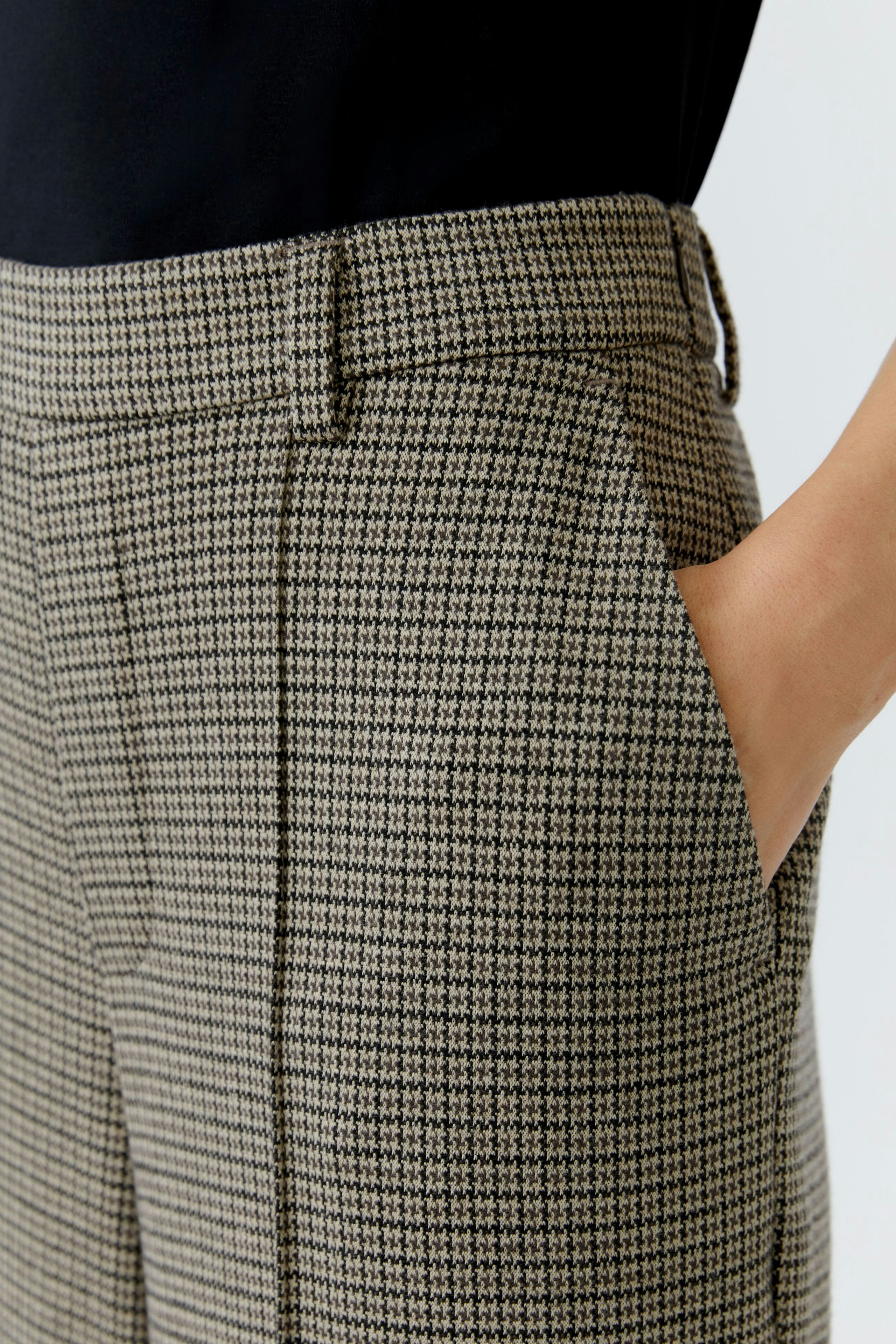Stylish women's trousers with a check pattern and side pockets, perfect for casual wear.