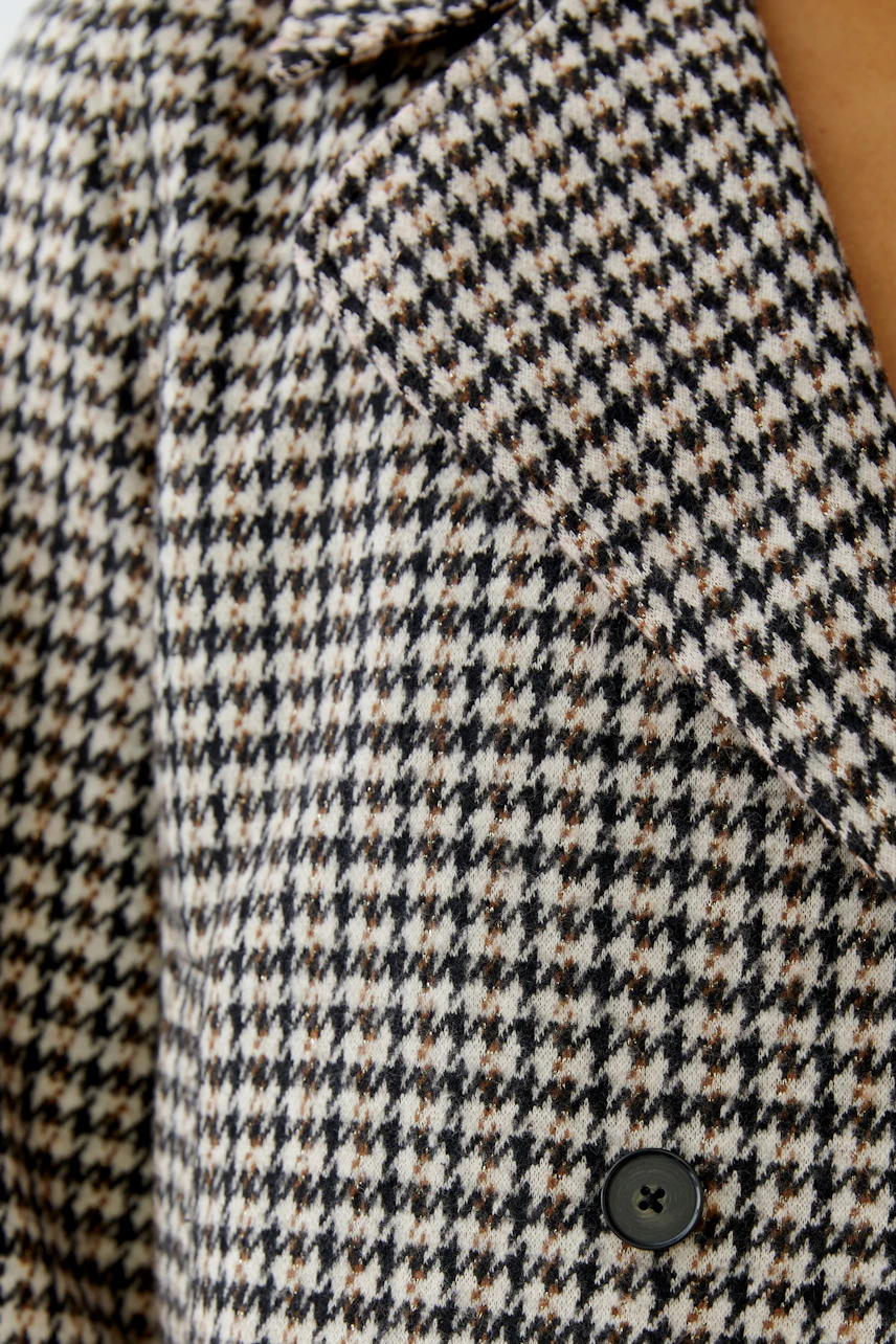 Stylish women's jacket with a houndstooth pattern and classic lapels, perfect for casual wear.