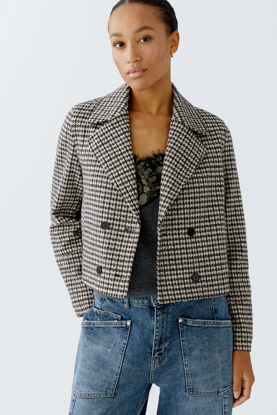 Stylish women's jacket: A cropped, double-breasted jacket in a classic check pattern.
