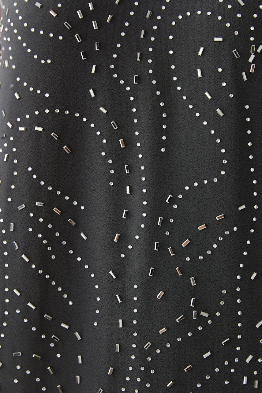 Hängerkleid in Schwarz mit funkelnden Details, ideal für lässige Anlässe.