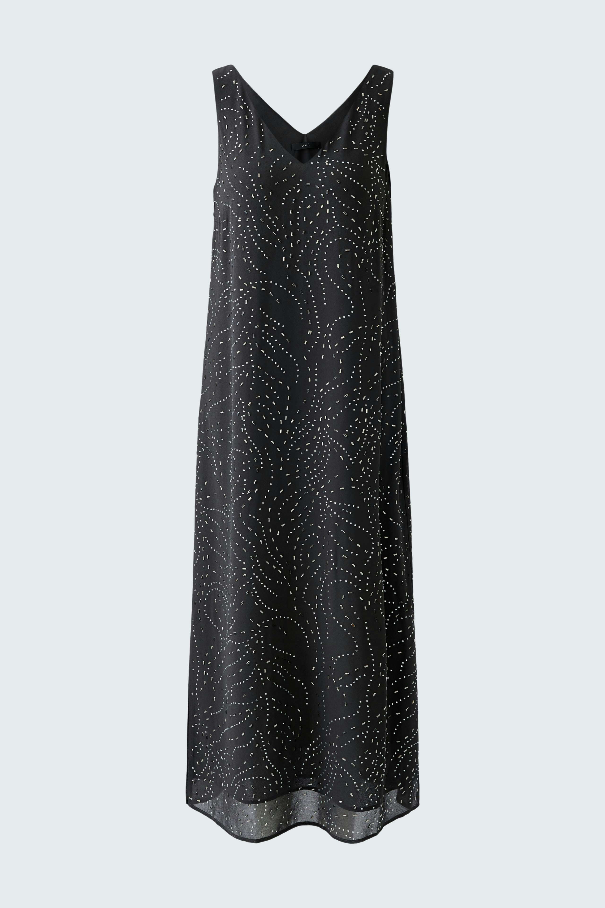 Casual women's dress: A black sleeveless dress with a subtle pattern, perfect for warm days.