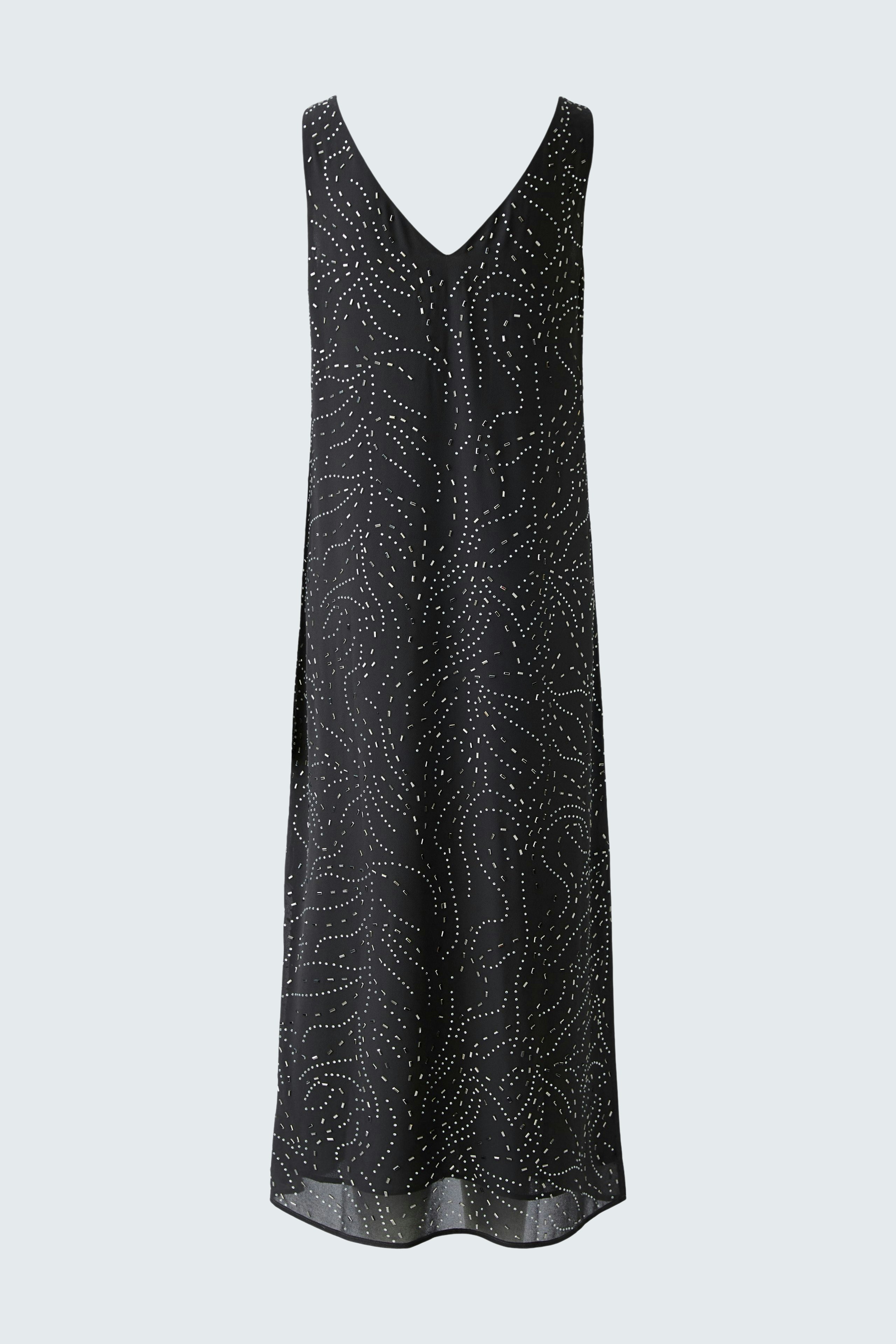 Casual women's dress: A woman in a black sleeveless dress with a subtle pattern, perfect for warm days.