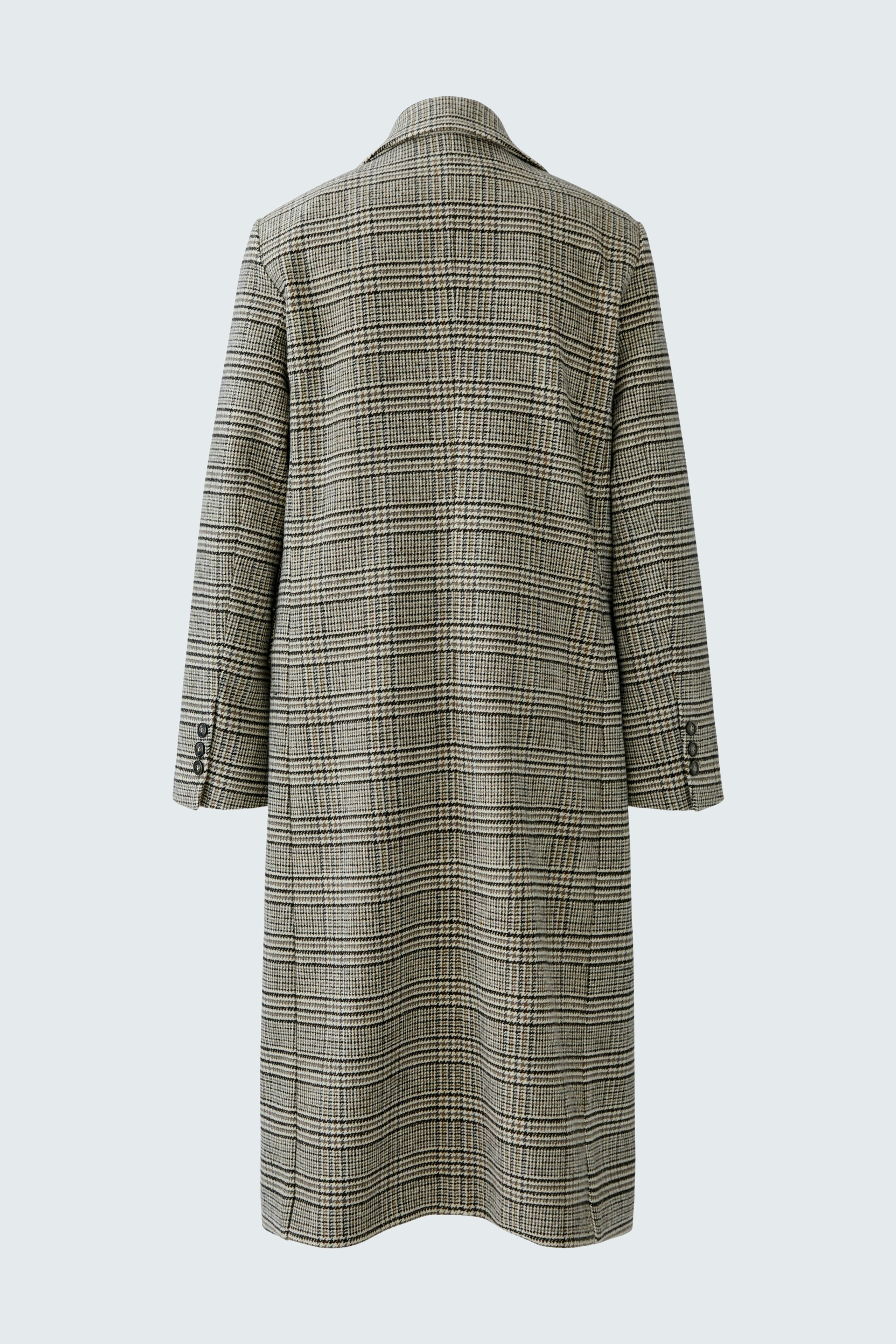 Stylish women's wool coat in a check pattern, featuring a relaxed fit and long sleeves.
