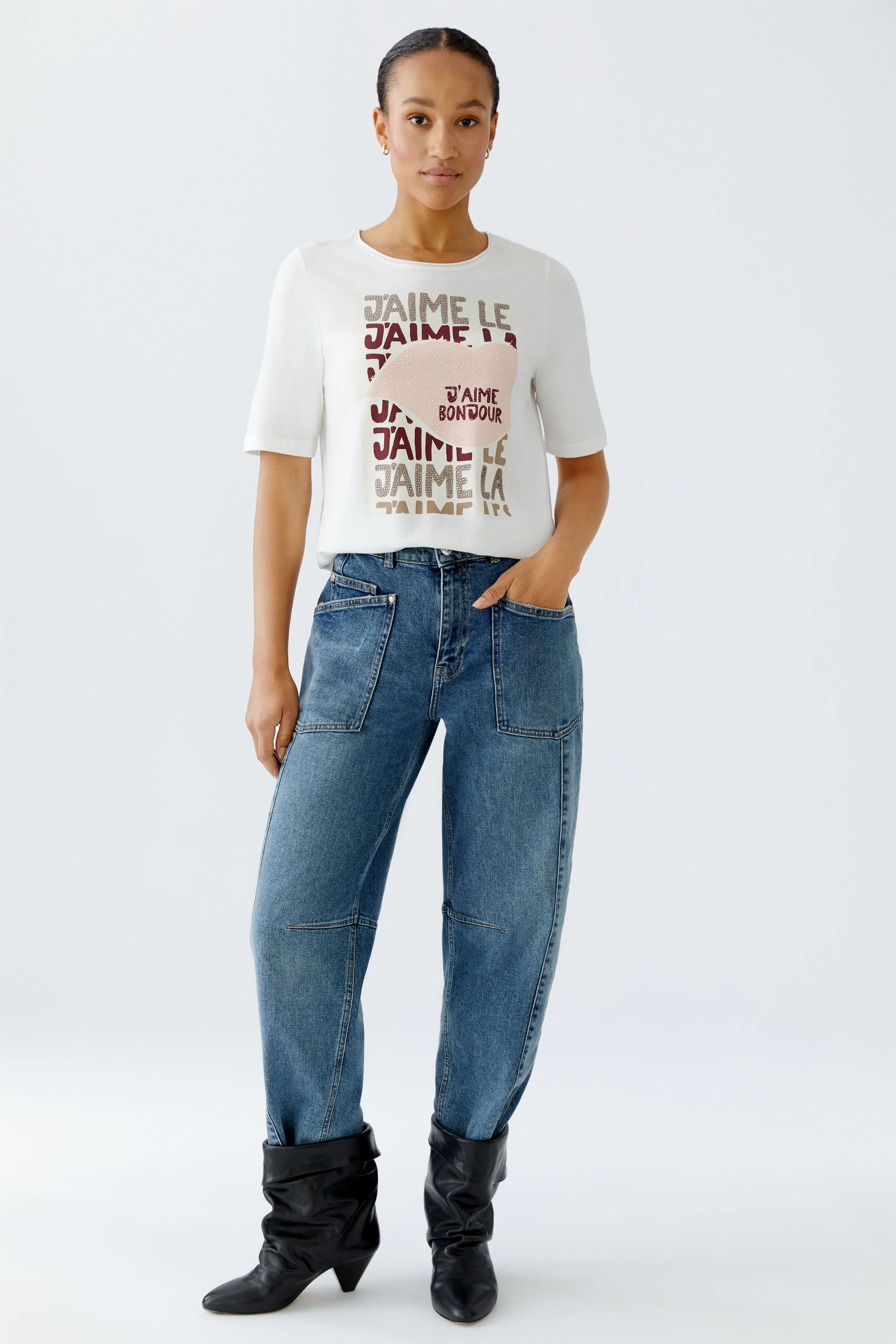 Bequemes Damen-T-Shirt: Weiße Shirt mit buntem Schriftzug, lässig und vielseitig kombinierbar.