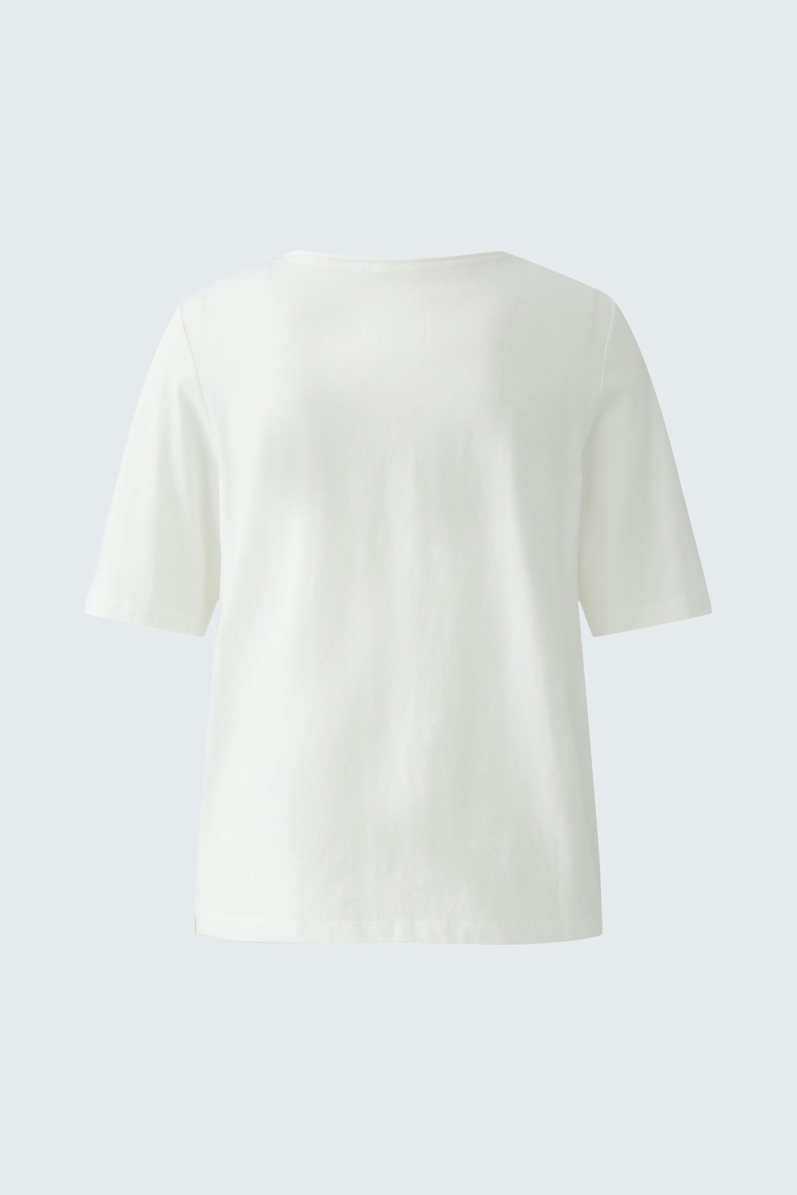 Casual women's T-shirt: A simple white tee with short sleeves, perfect for everyday wear.