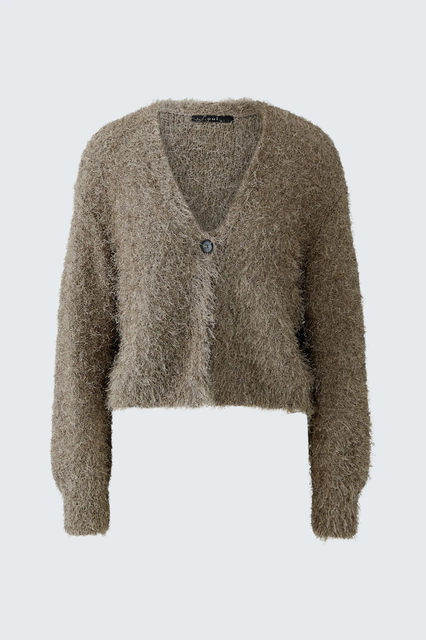 Bequeme Damen-Strickjacke in sanften Erdtönen, mit V-Ausschnitt und Knopfverschluss.