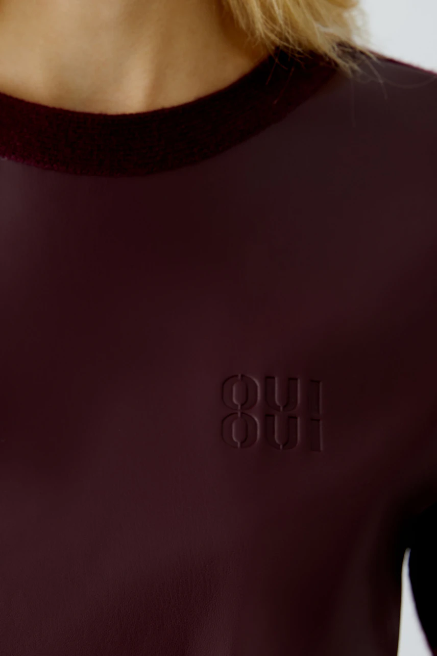Damen-Pullover in dunklem Rot mit dezentem Logo-Detail, lässig und modern.