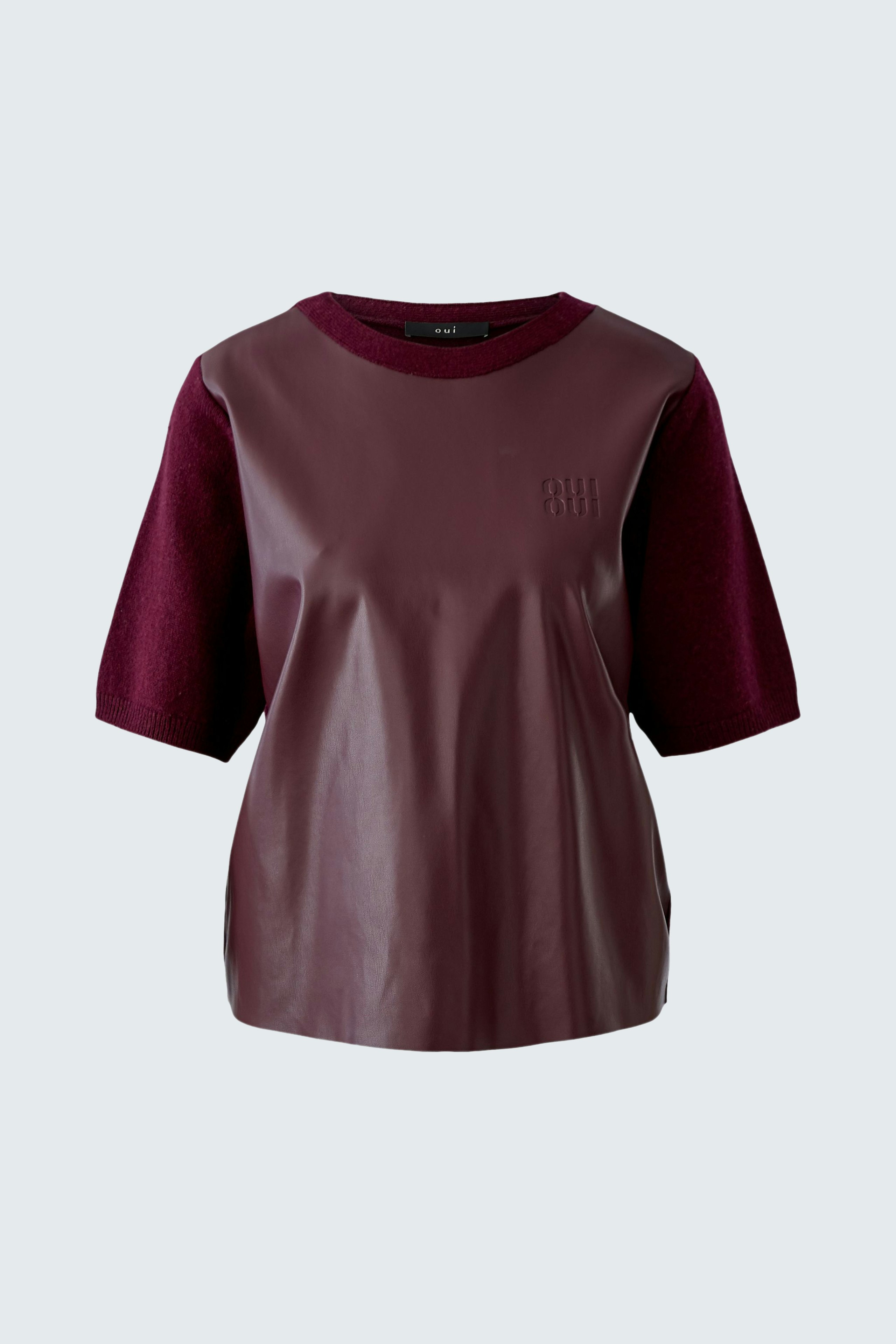 Damen-Pullover in bordeaux mit kurzen Ärmeln aus Leder und Strick, lässig und modern.