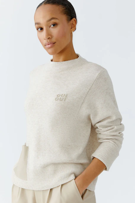 Bequemer Damen-Pullover in hellem Beige mit lässigem Schnitt und praktischer Tasche.