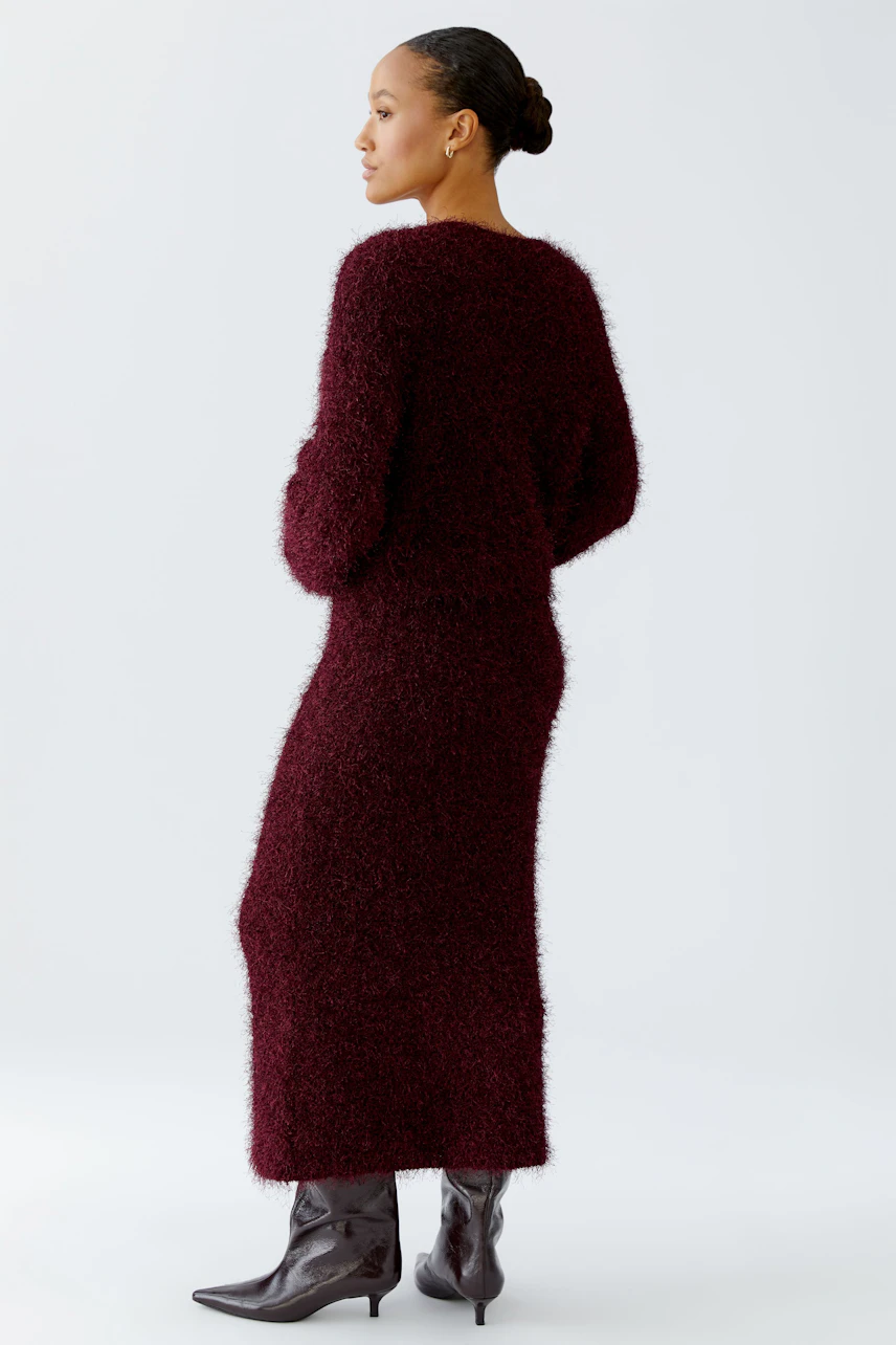 Damen-Pullover: Frau in burgunderfarbenem, flauschigem Pullover mit lässigem Schnitt von hinten.