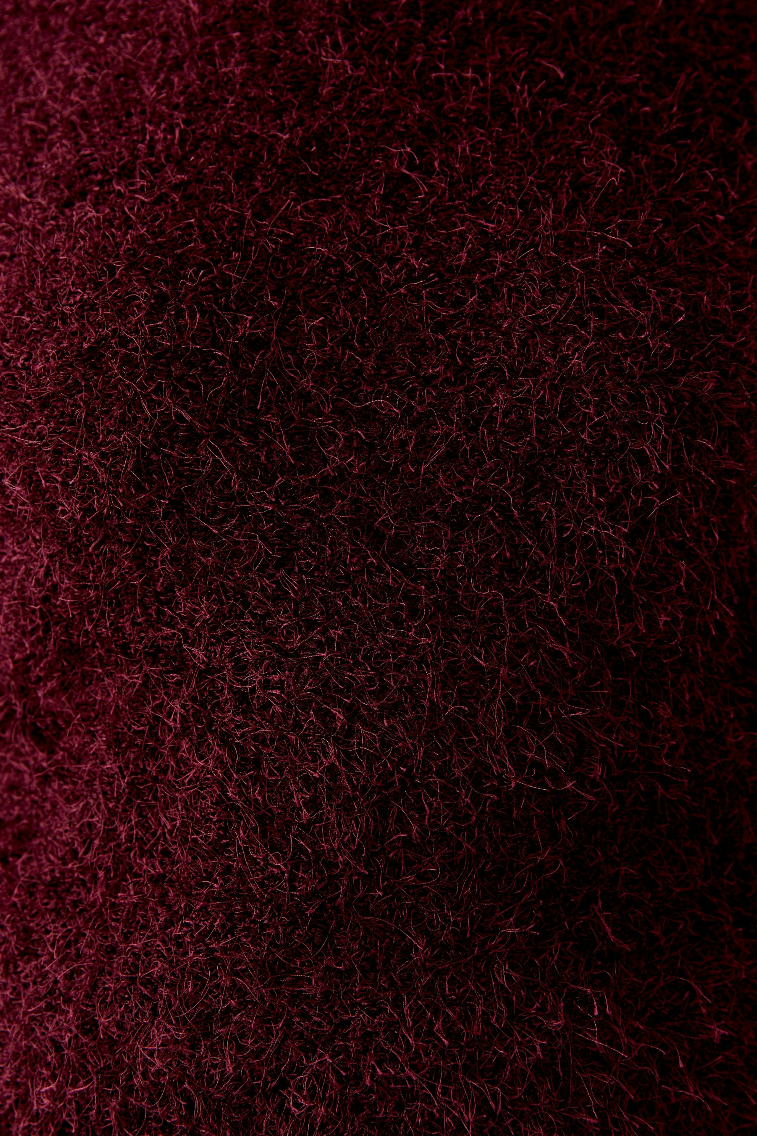 Bequemer Damen-Pullover in tiefem Rot mit weichem, strukturiertem Material für einen lässigen Look.