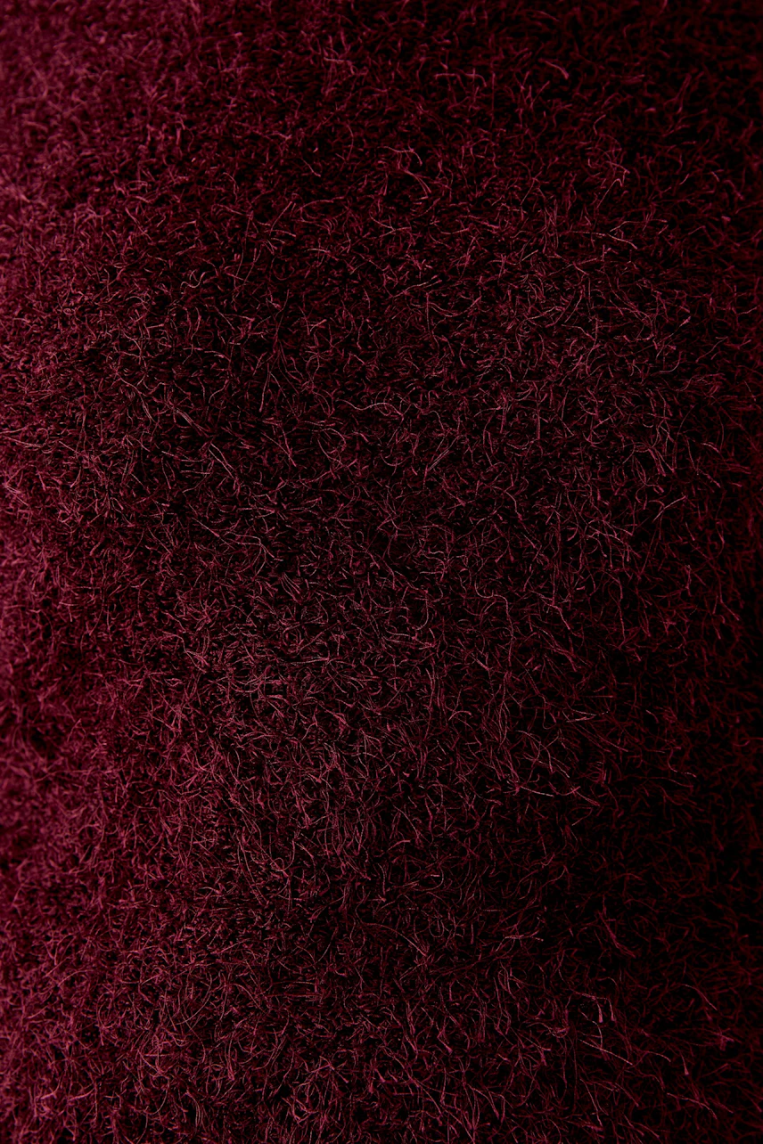 Bequemer Damen-Pullover in tiefem Rot mit weichem, strukturiertem Material für einen lässigen Look.