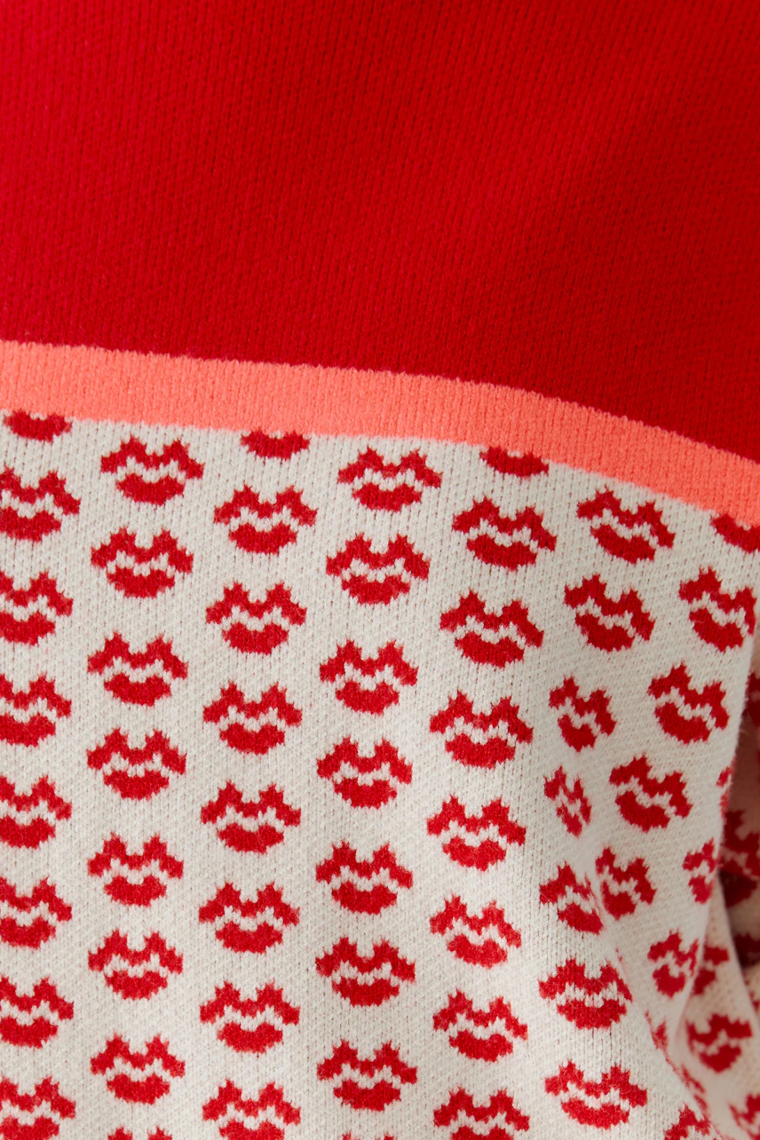 Casual women's pullover in red and cream with a playful pattern, perfect for everyday wear.