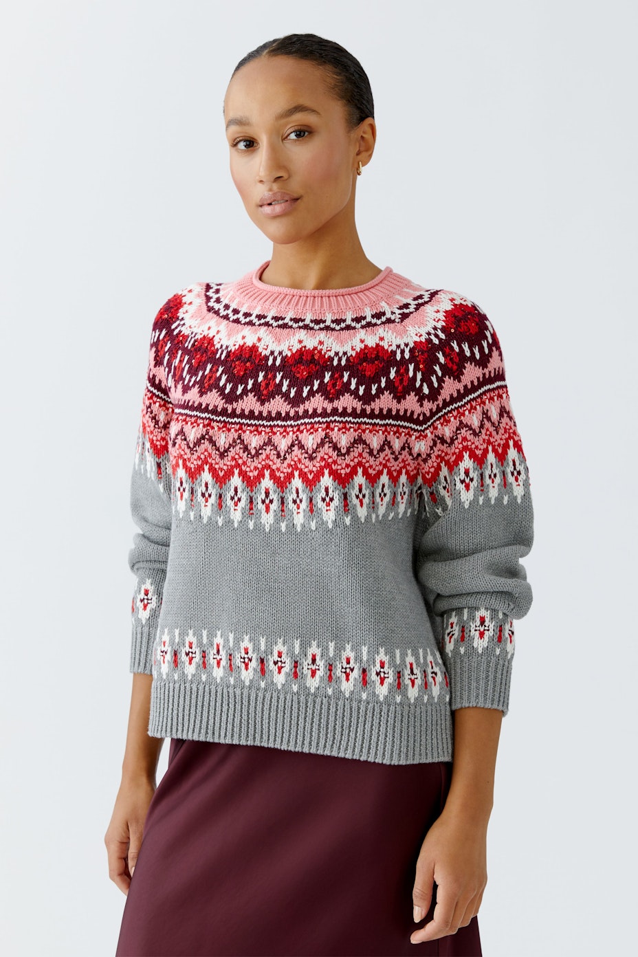Cozy women's pullover in grey with colorful patterns, perfect for casual wear.