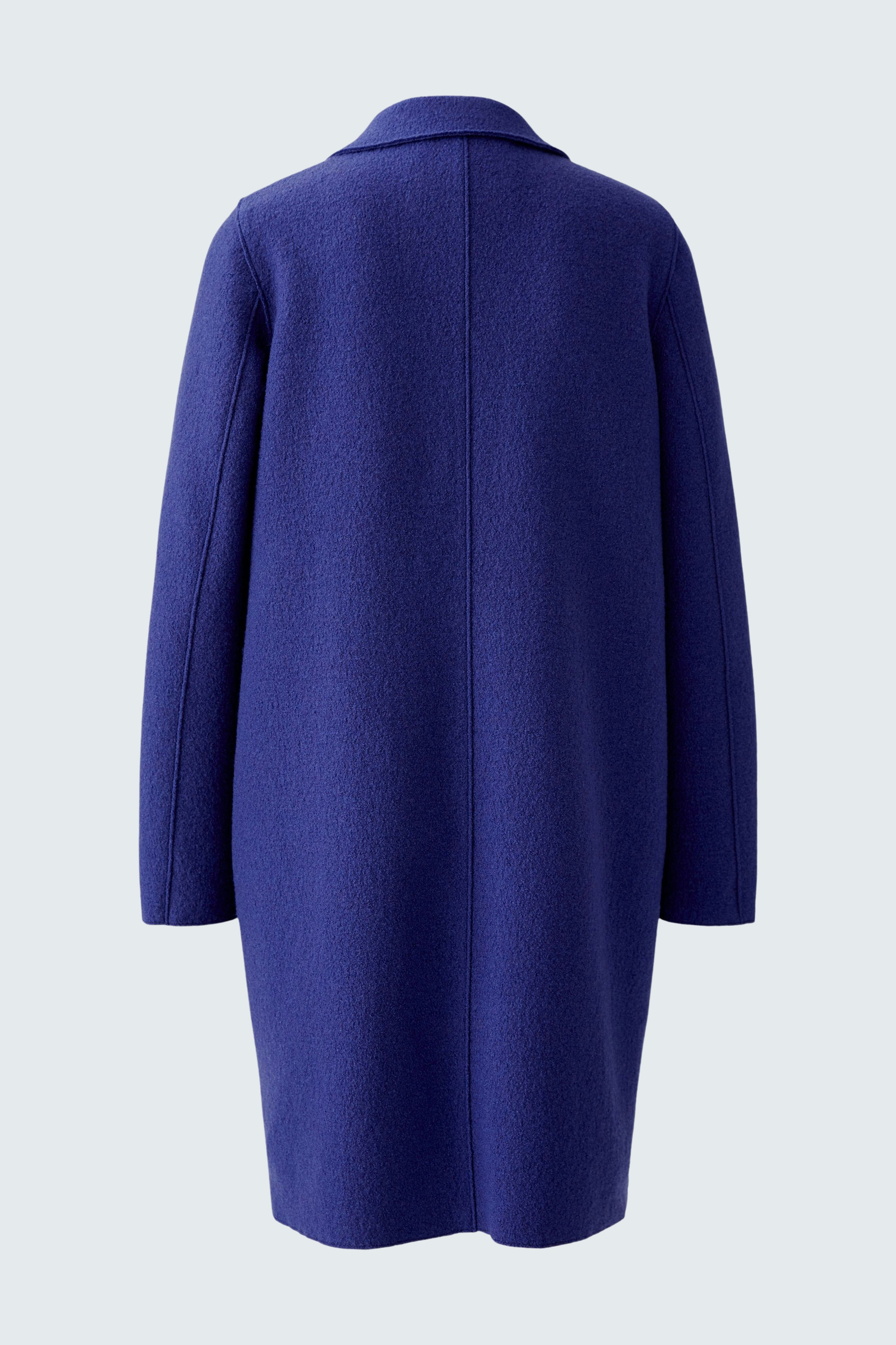 Cozy women's wool coat in deep blue, featuring a relaxed fit and classic collar.