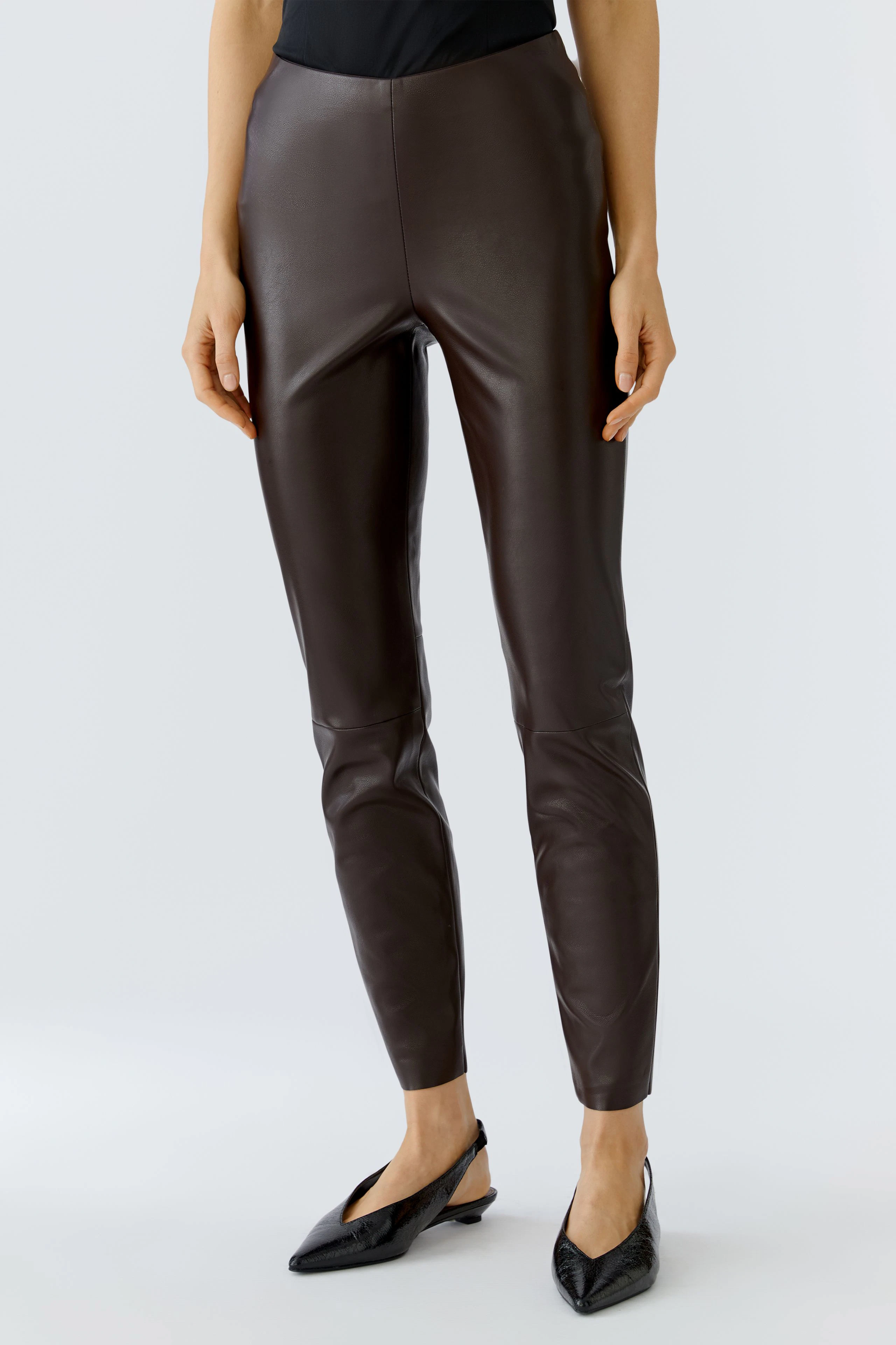 Stylish women's leggings in dark brown, featuring a sleek fit and modern design.