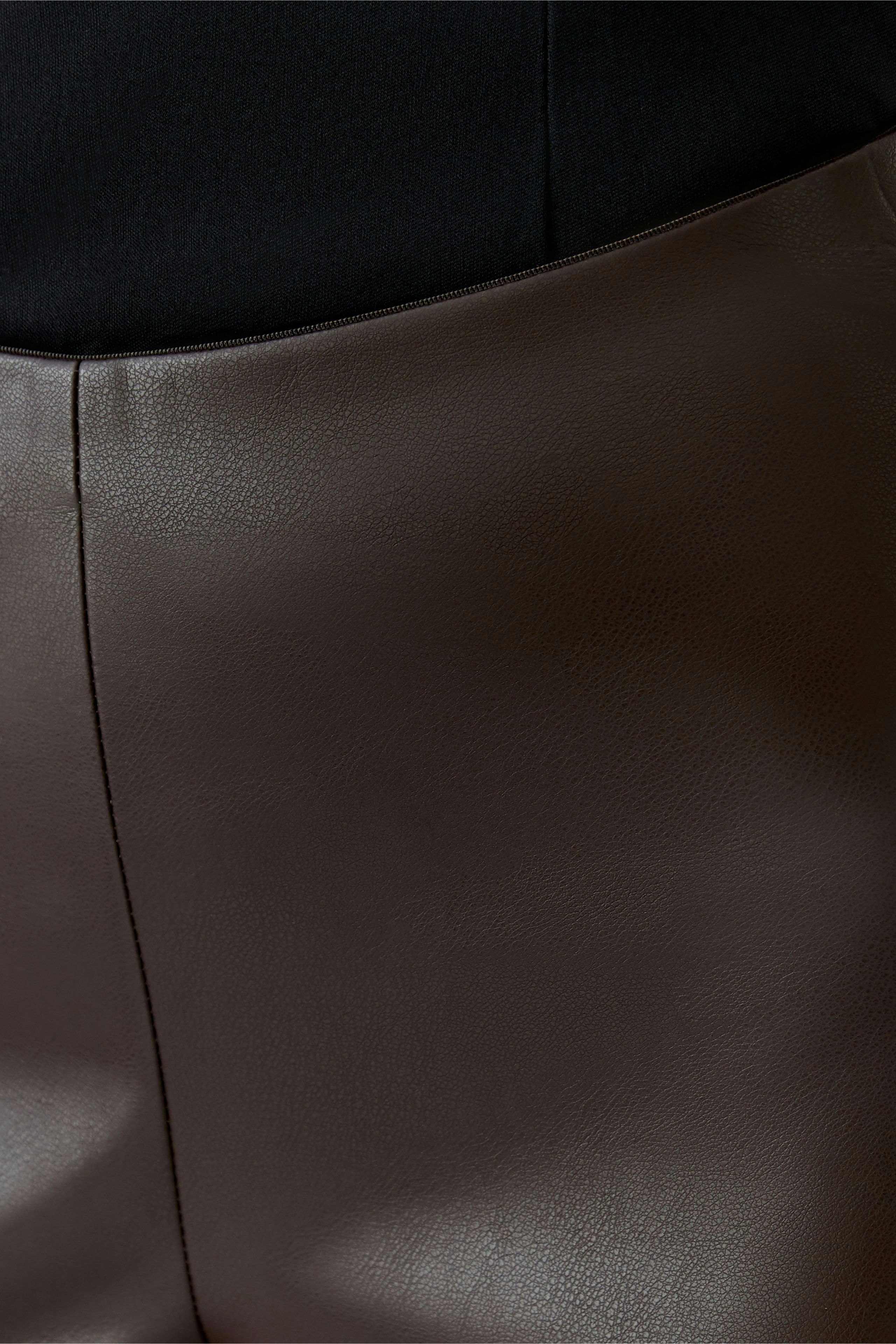 Comfortable women's leggings in a sleek brown design, perfect for casual wear.