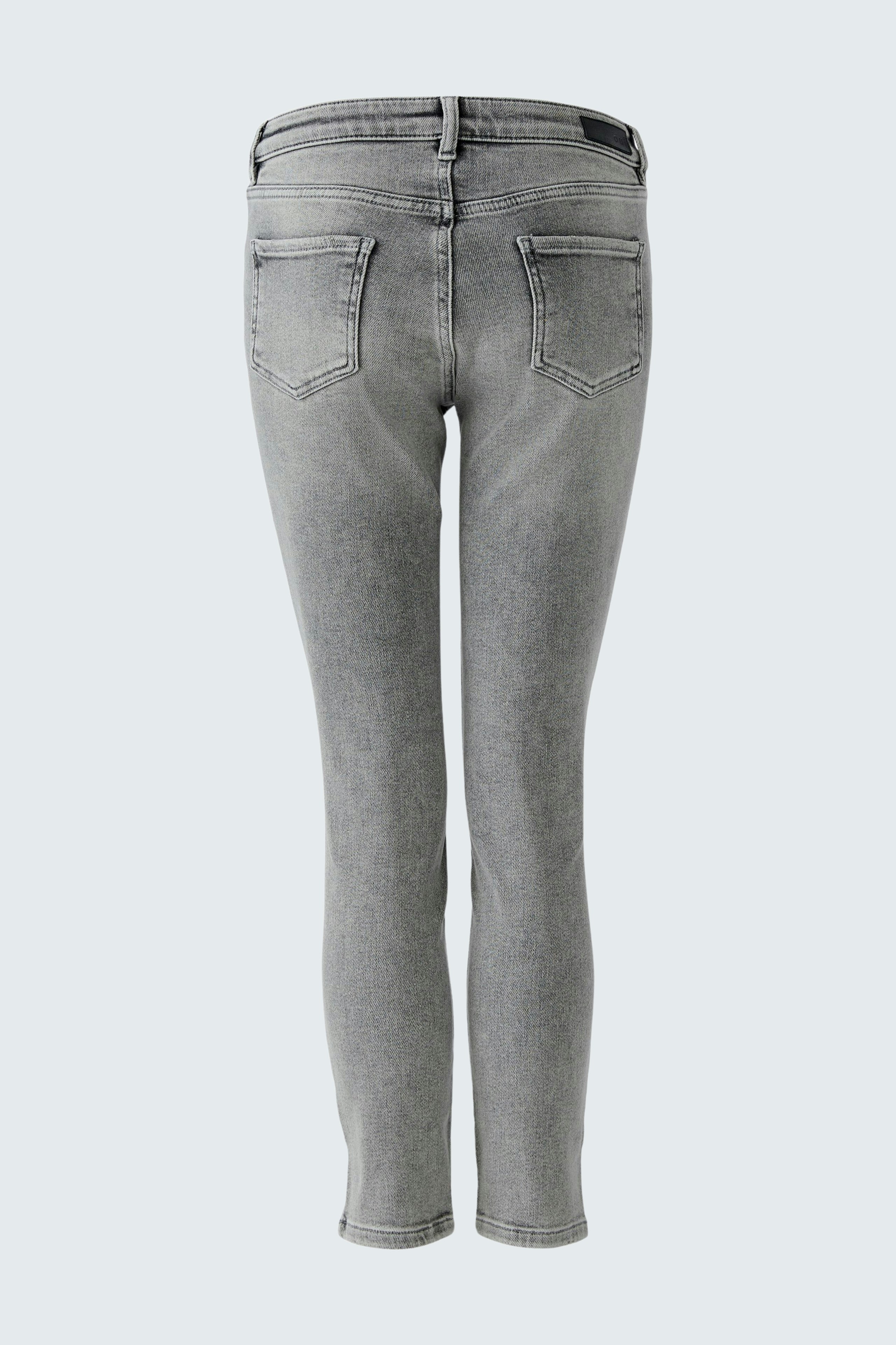 Skinny jeans for women in a stylish grey wash, featuring a fitted silhouette and classic five-pocket design.