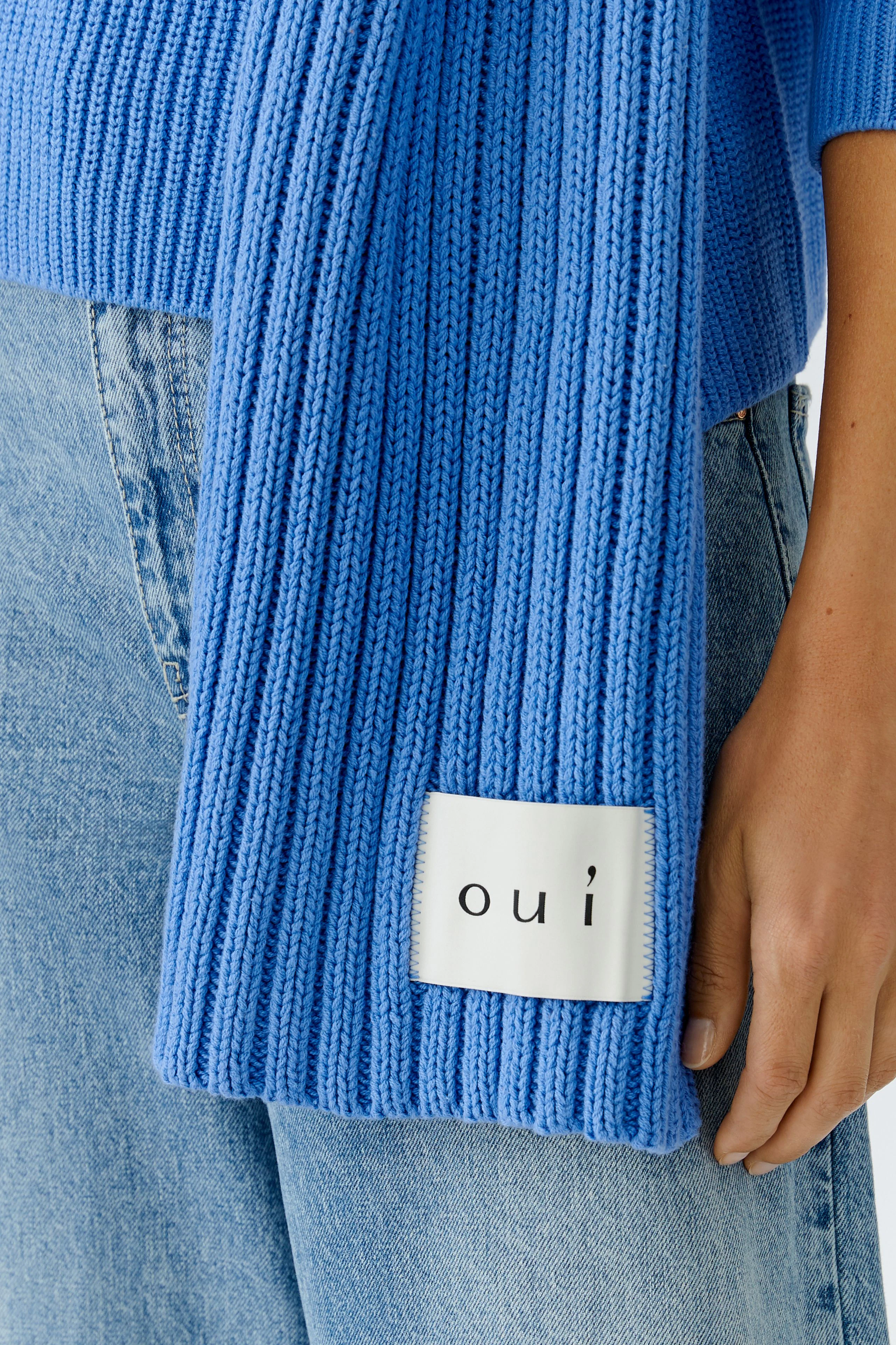 Blauer Damen-Schal aus weichem Material, lässig drapiert und mit Logo-Detail.