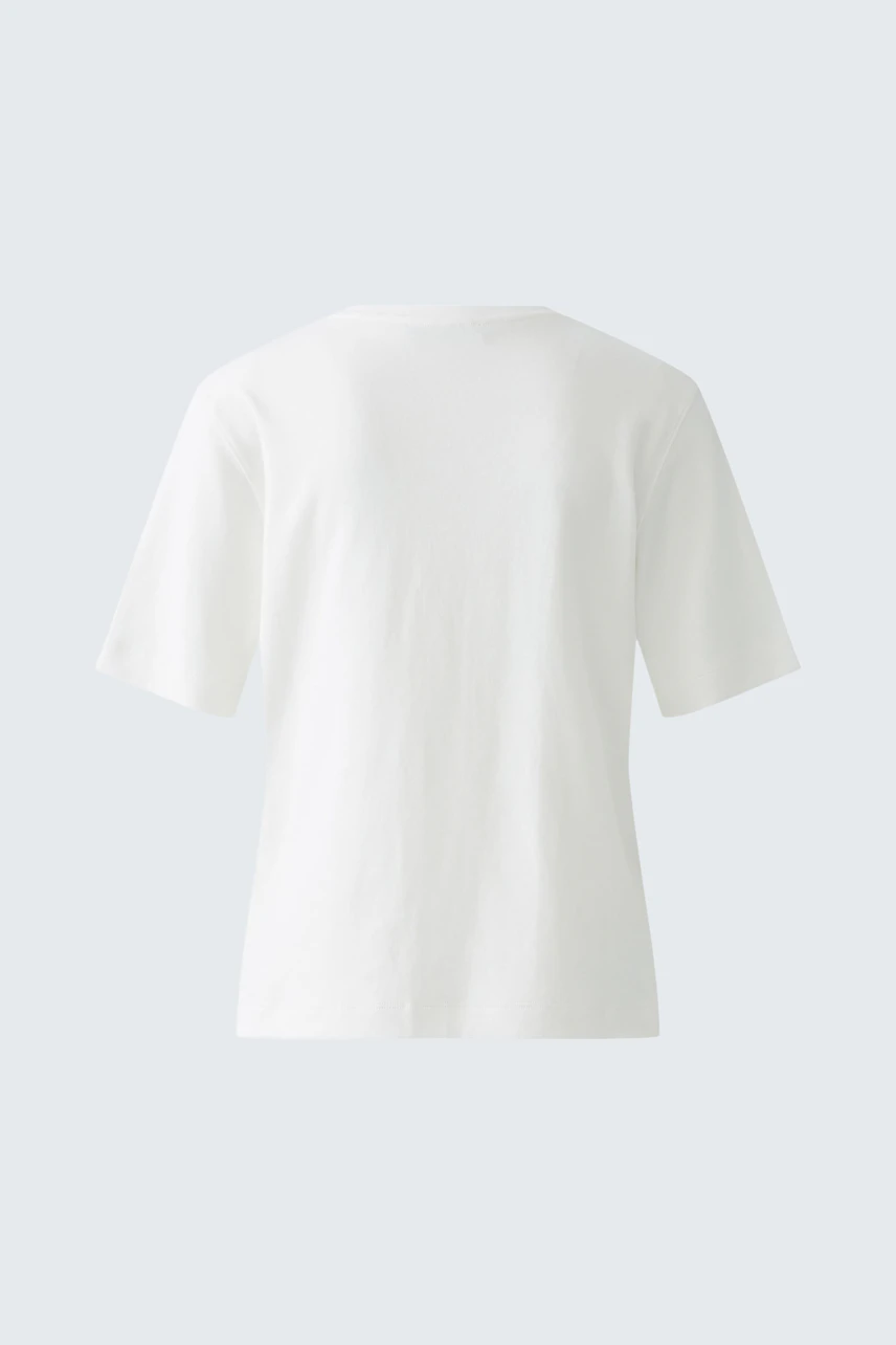 Stylish women's T-shirt: A simple white tee with short sleeves, perfect for casual wear.