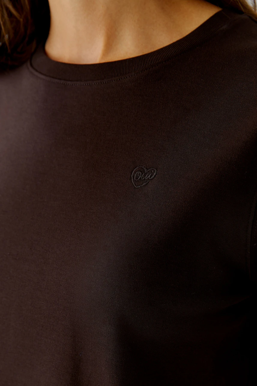 Casual women's T-shirt in dark brown with a subtle logo, perfect for everyday wear.