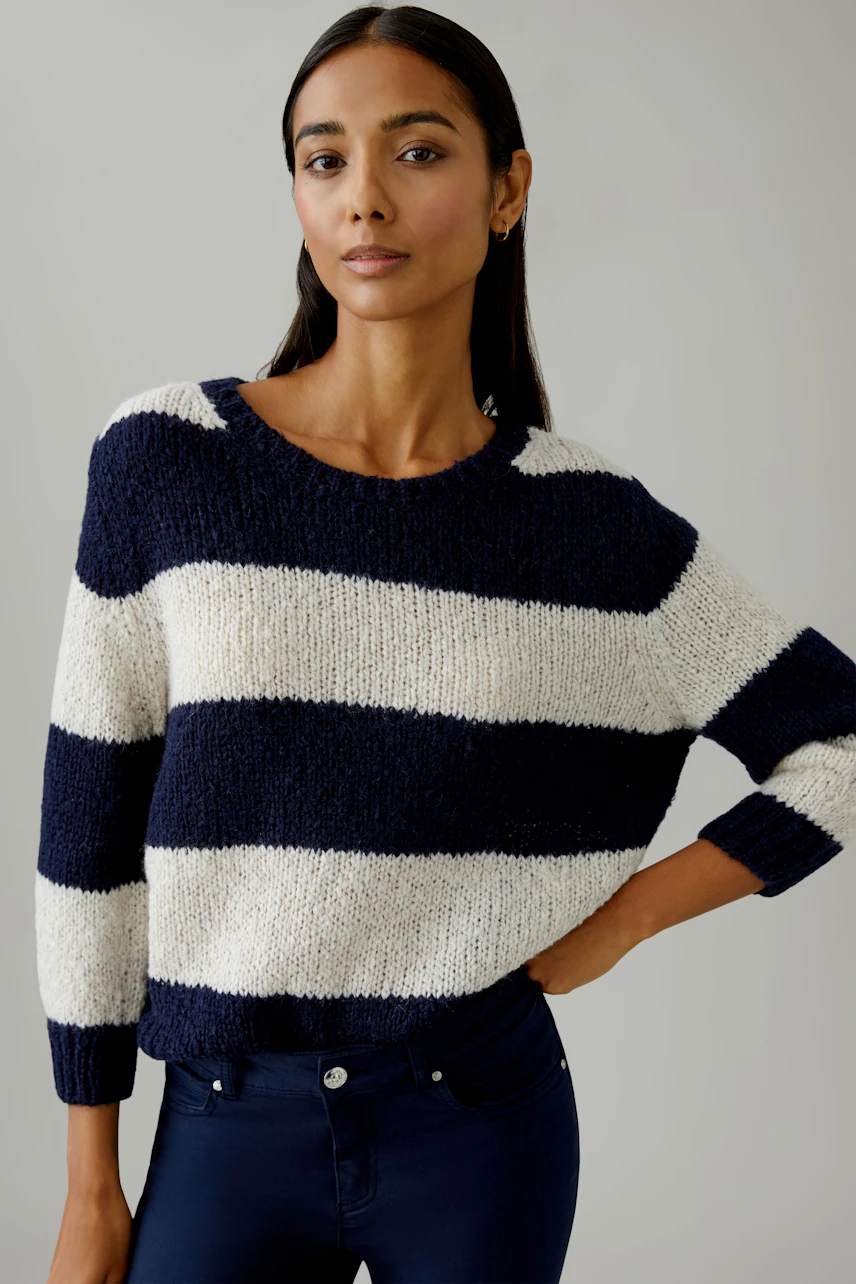 Damen-Pullover: Frau in gestreiftem Pullover mit breiten blauen und weißen Streifen, lässiger Look.