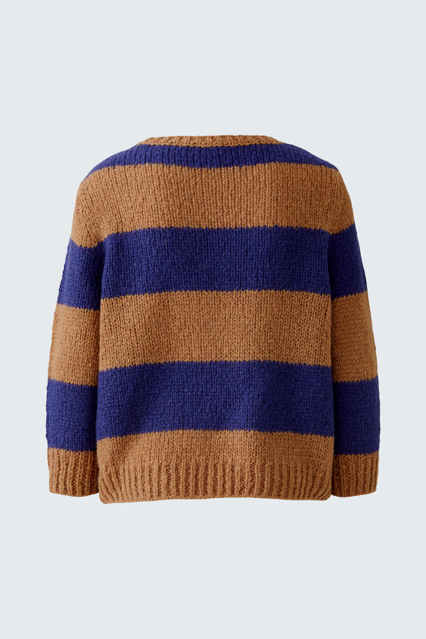 Casual women's pullover: A cozy, striped pullover in brown and blue, perfect for everyday wear.