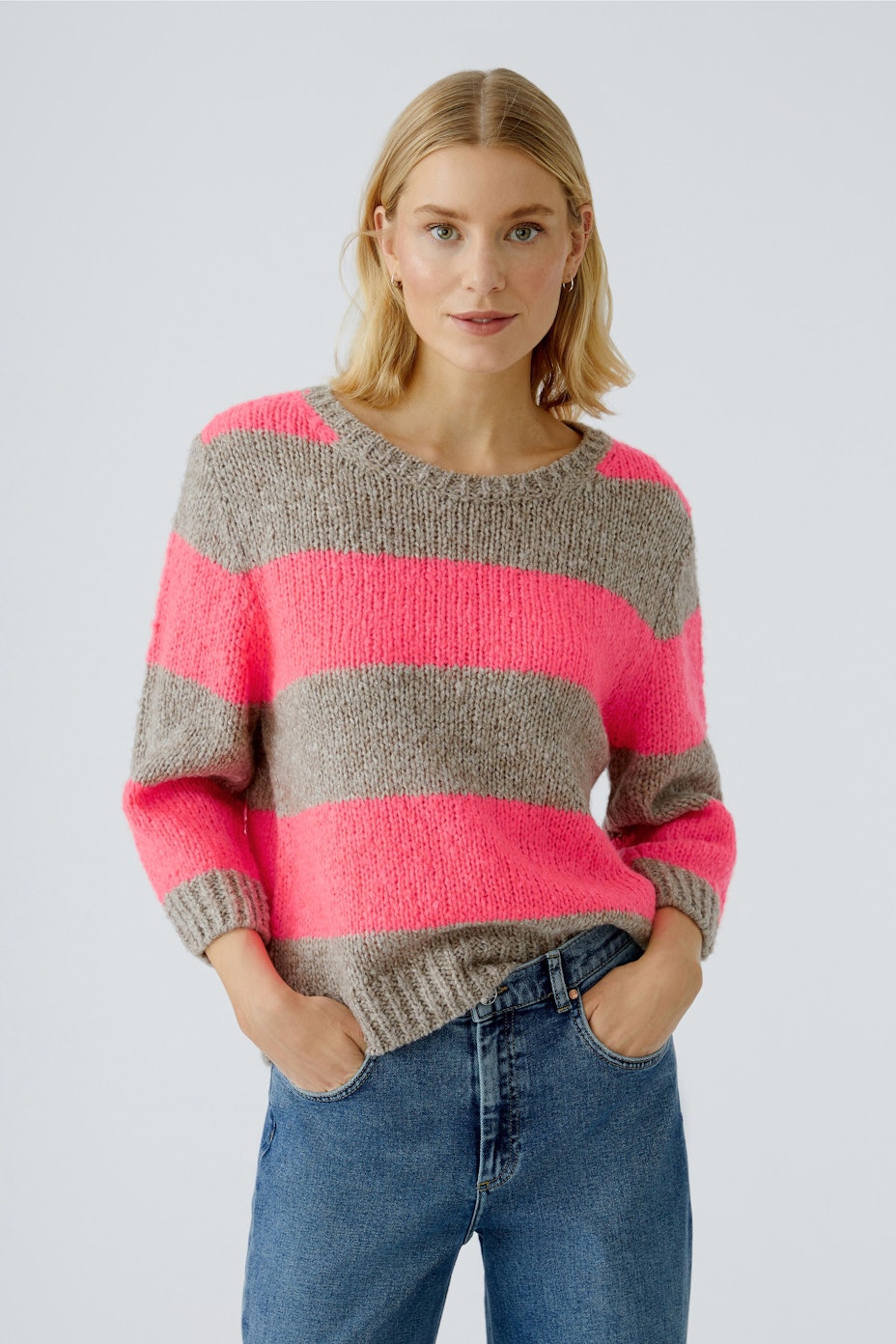 Bequemer Damen-Pullover in rot-beigen Streifen, lässig geschnitten und ideal für den Alltag.