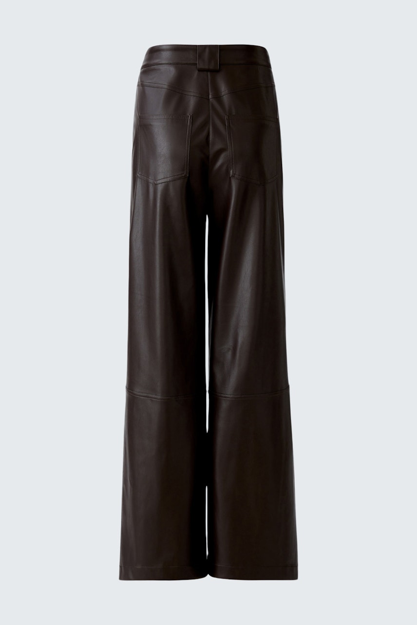 Moderne Bundfaltenhose: Dunkle, weite Hose aus Leder mit lässigem Schnitt und praktischen Taschen.