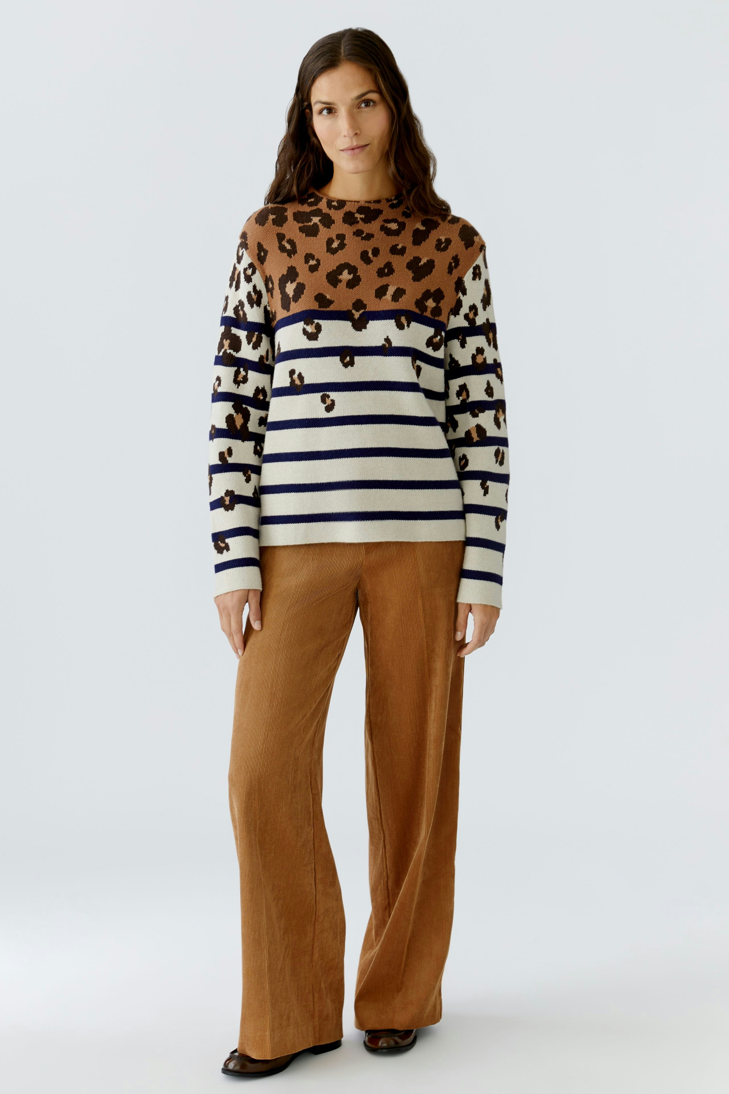 Casual women's cord pants in warm brown, featuring a comfortable fit and stylish design.