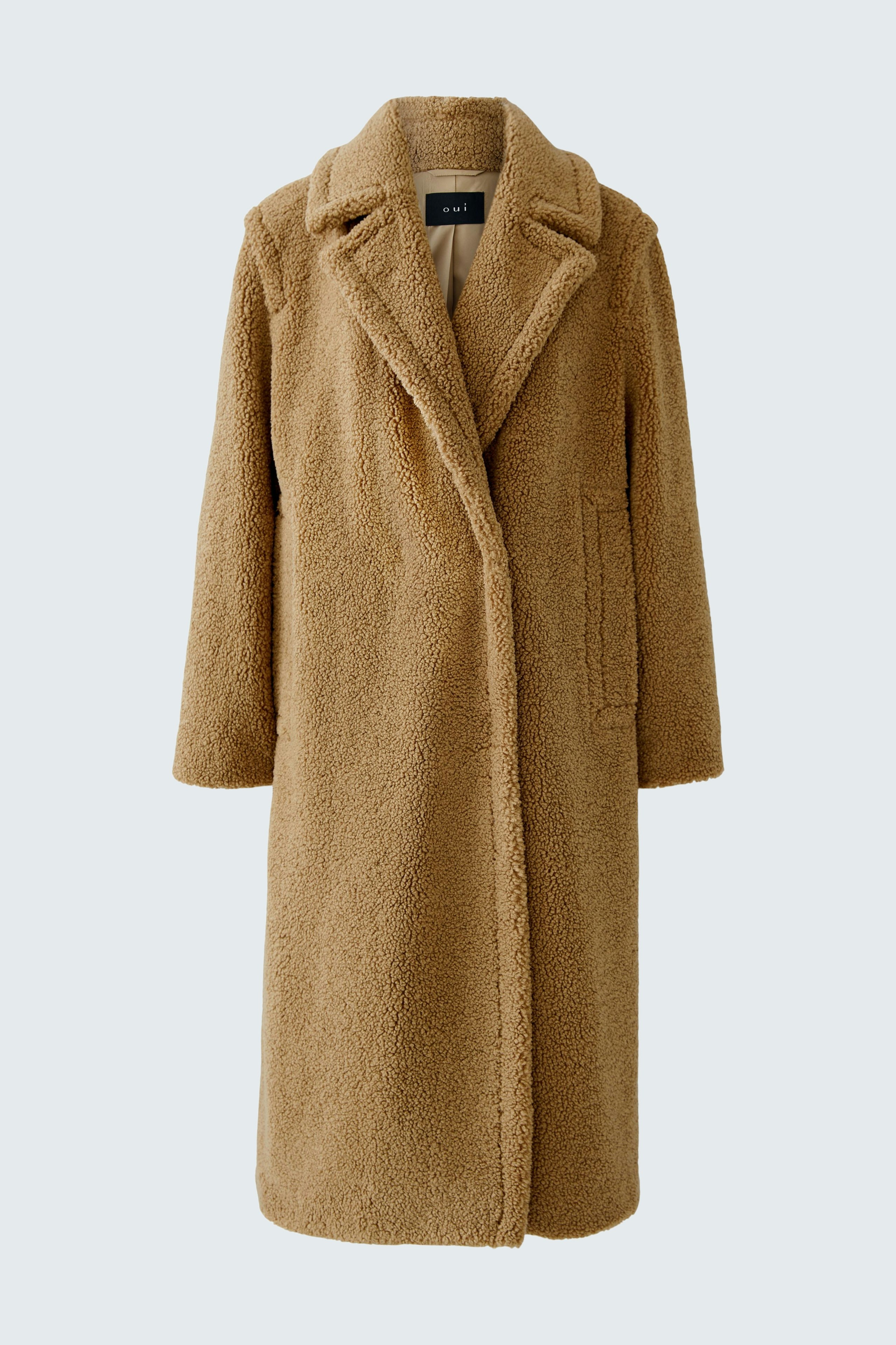Cozy women's winter coat in soft teddy fabric, featuring a relaxed fit and open front.