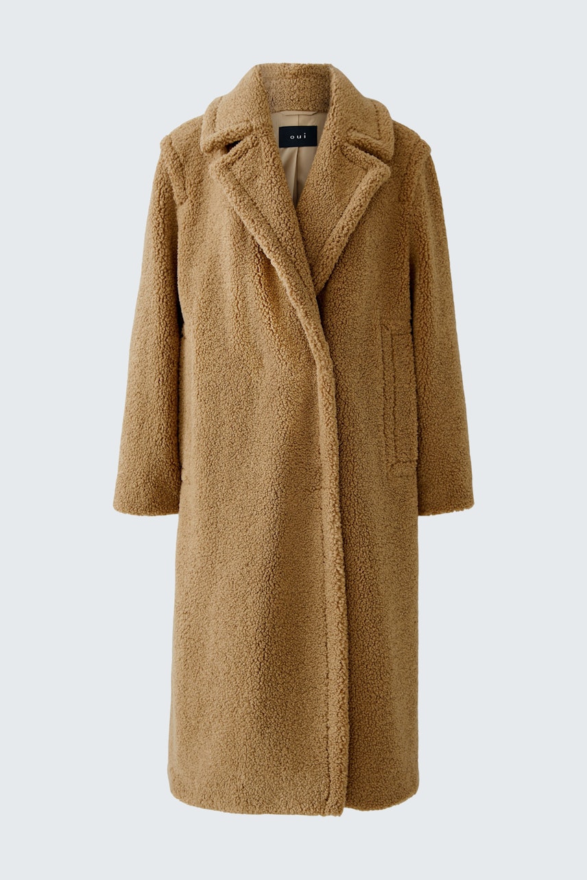 Beiger Damen-Wintermantel: Weicher, kuscheliger Stoff mit Reverskragen und praktischen Taschen.