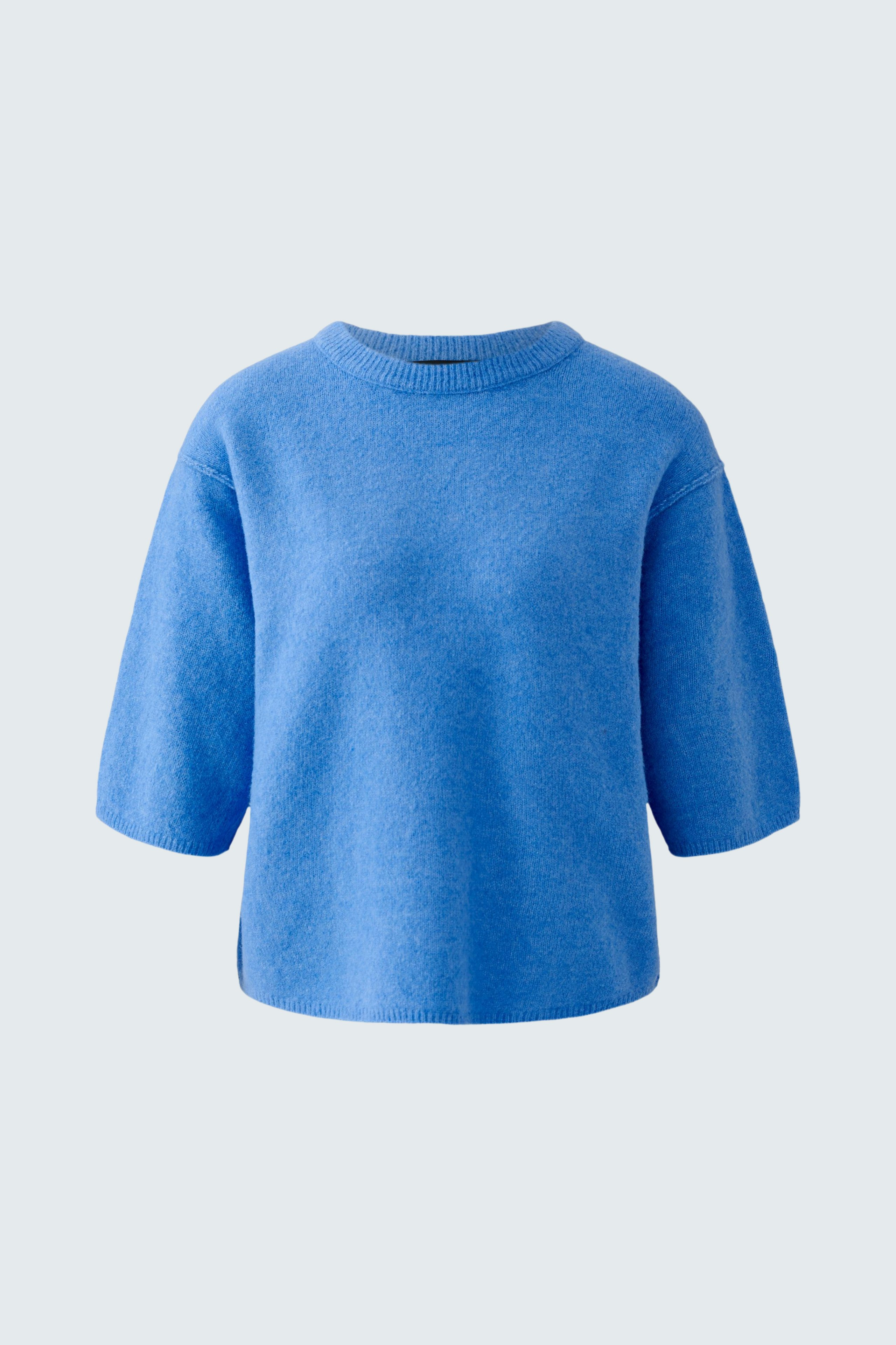 Casual women's pullover in soft blue with short sleeves and a relaxed fit.