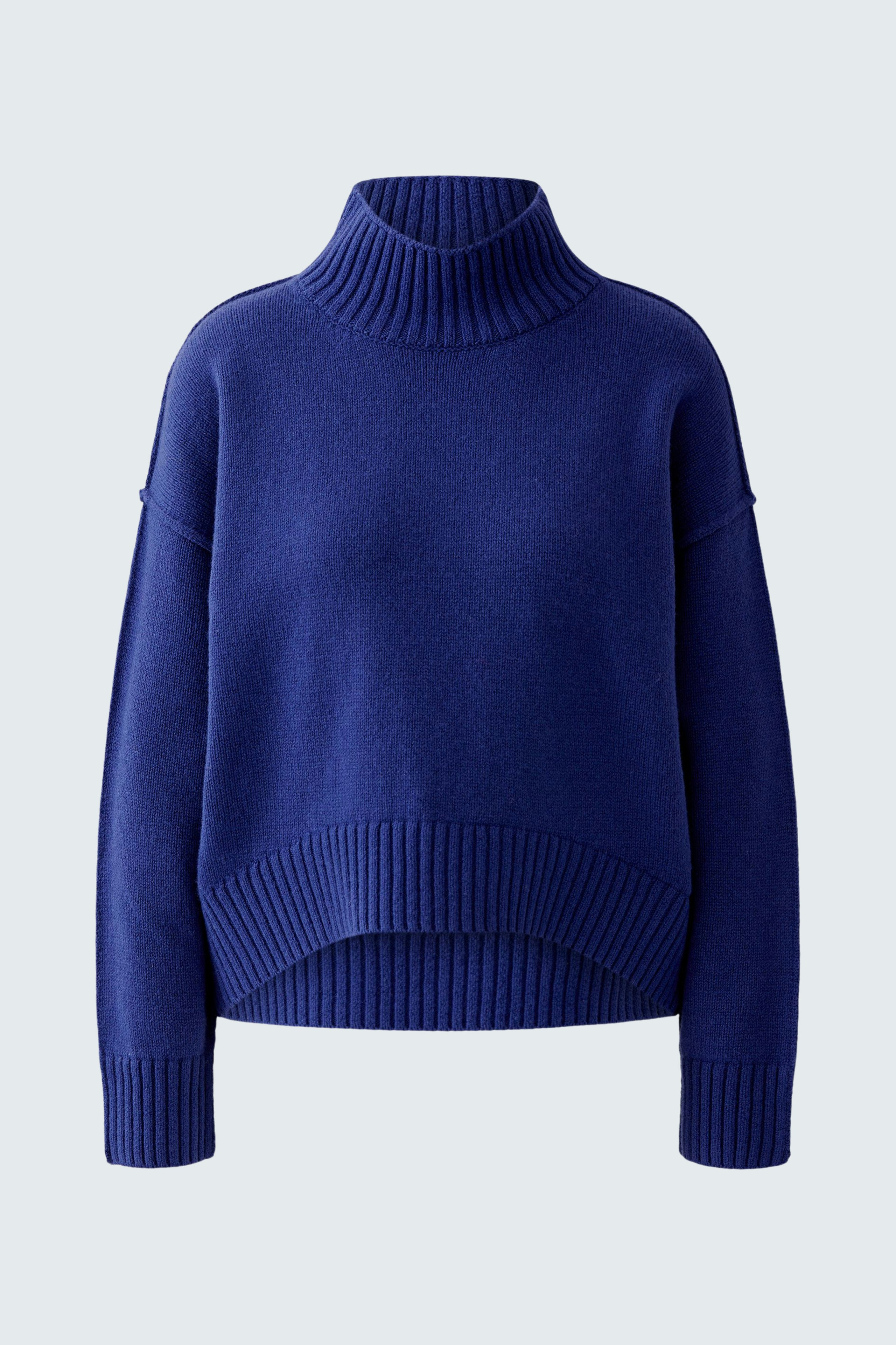 Casual women's pullover: Cozy blue turtleneck pullover with a relaxed fit.