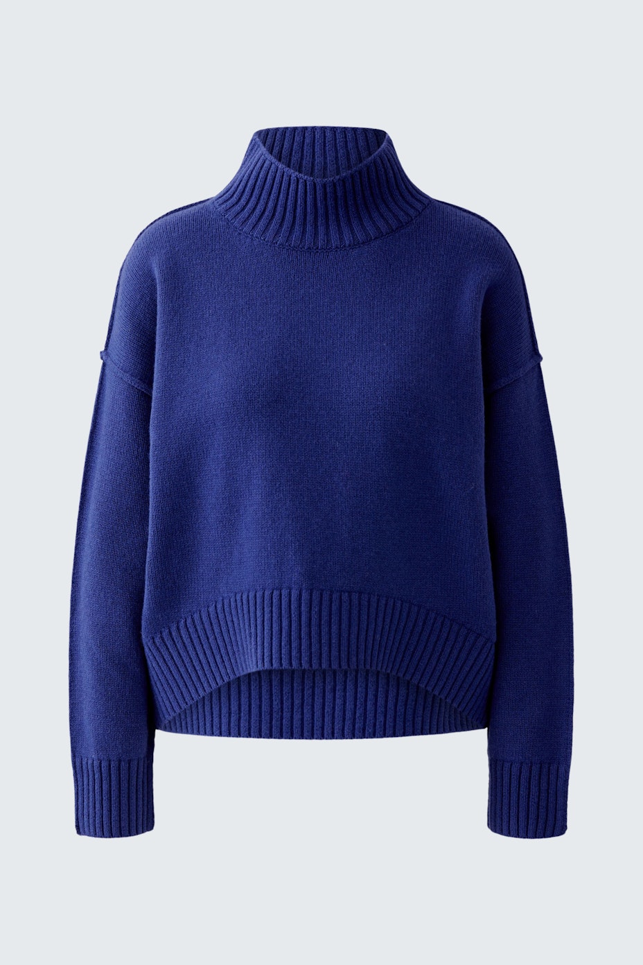 Bequemer Damen-Pullover in Blau mit hohem Kragen und lässigem Schnitt.