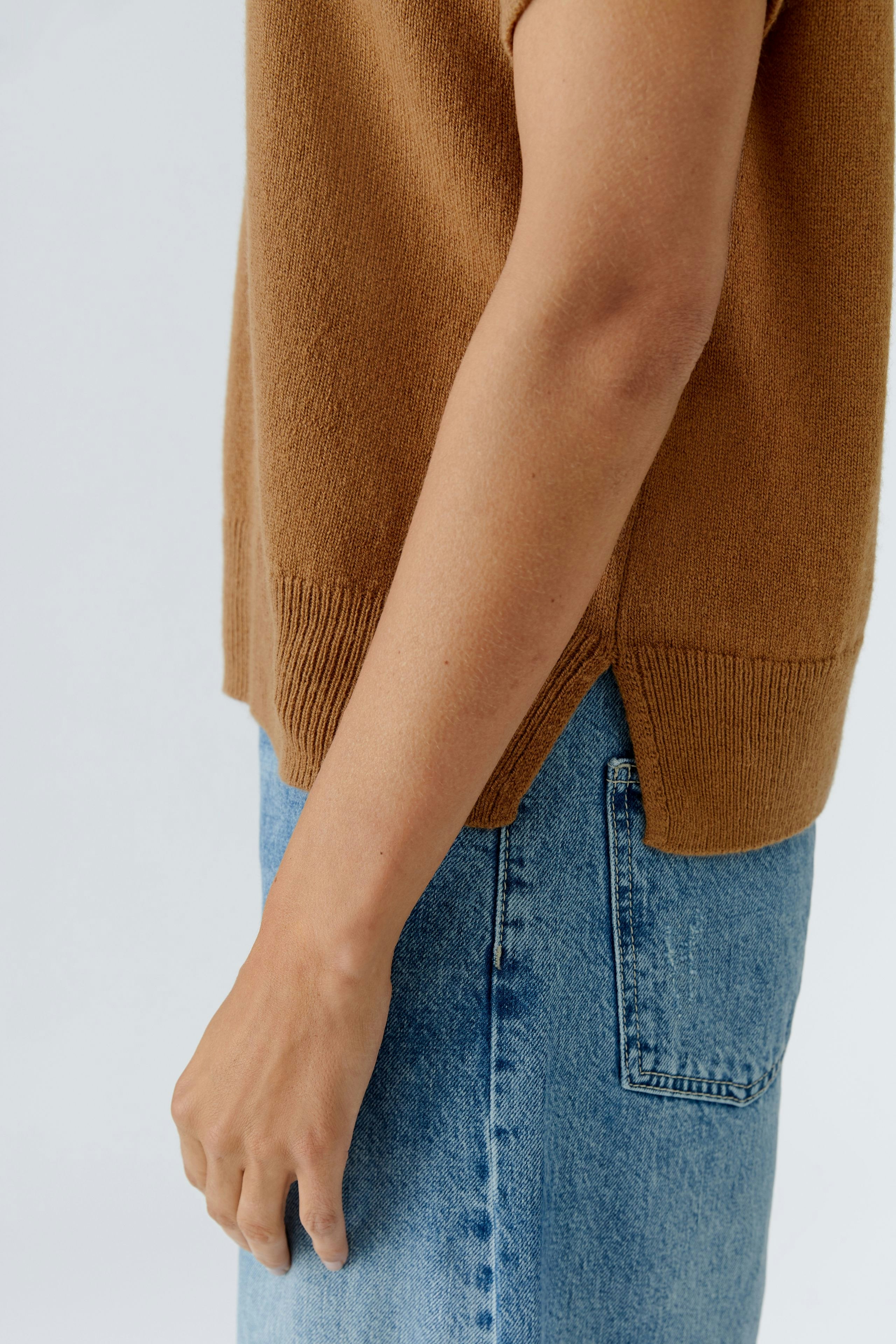 Casual women's pullover in warm brown, featuring a relaxed fit and side slits for comfort.